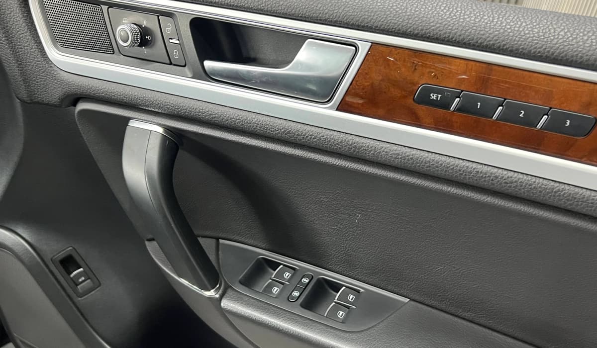 2017 Volkswagen Touareg Upgrad Pakage image-11