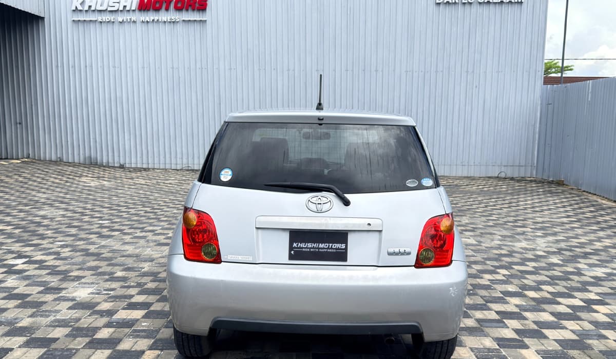 2004 Toyota IST F image-5