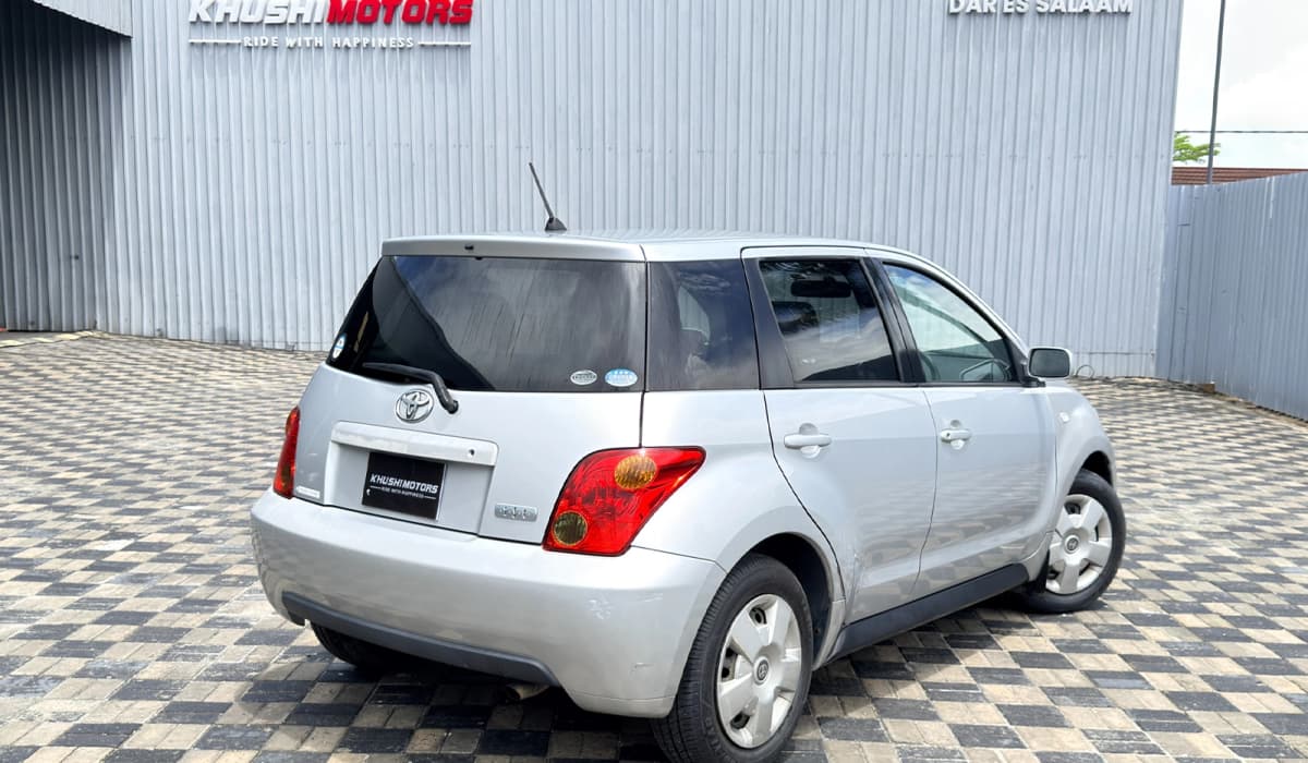2004 Toyota IST F image-6