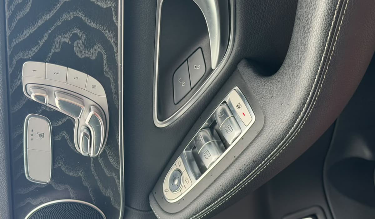 2018 Mercedes-Benz C-Class AMG Line C200 image-10