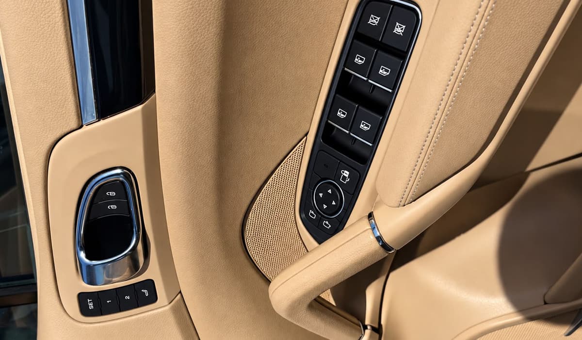 2013 Porsche Cayenne image-10