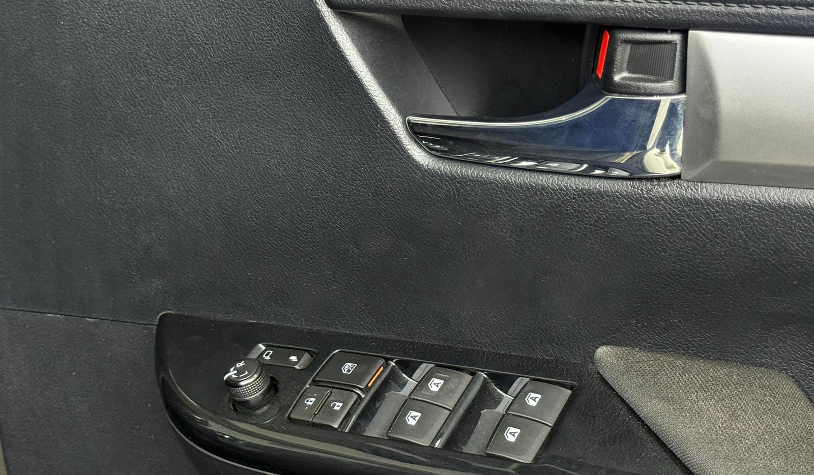 2021 Toyota Hilux Z image-12