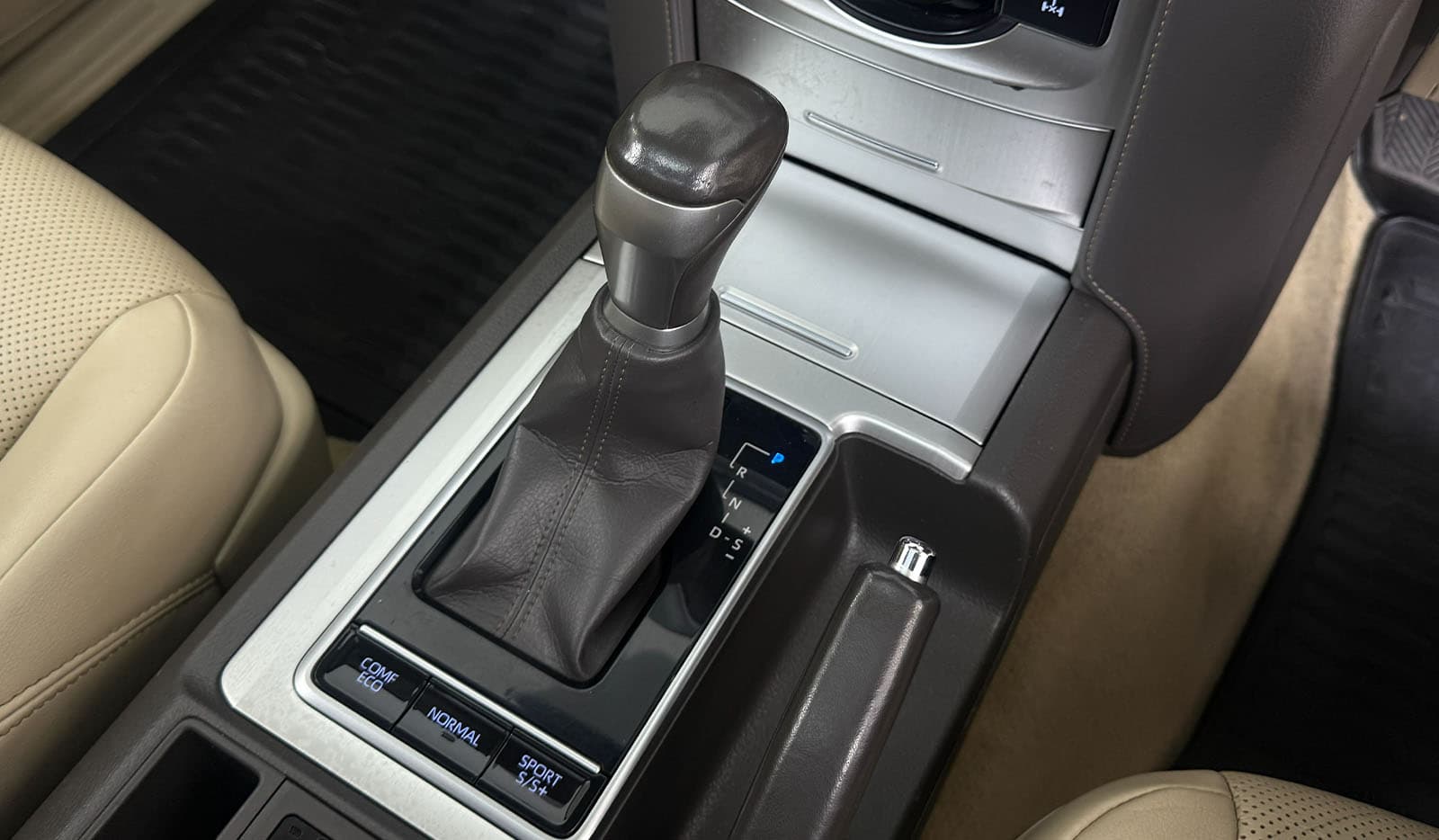 2022 Toyota Land Cruiser Prado VXL image-12