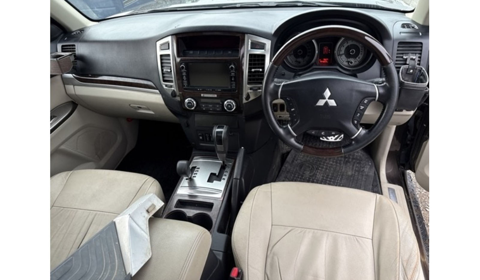 2019 Mitsubishi Pajero image-3