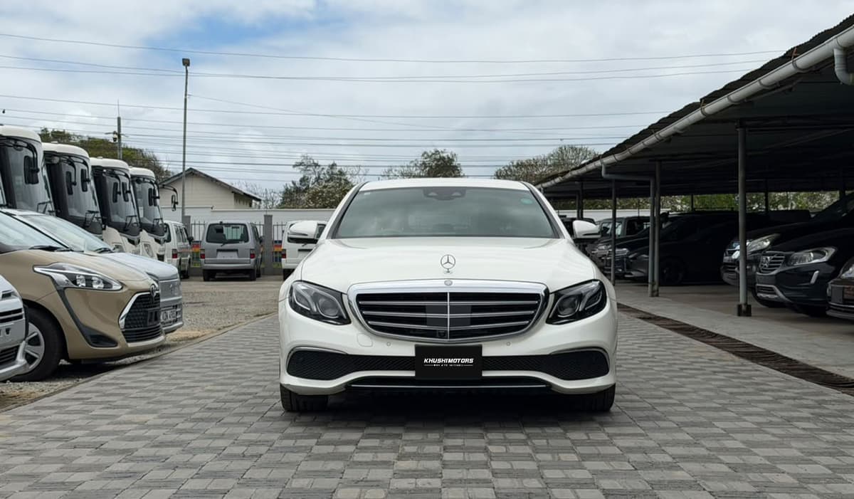 2016 Mercedes-Benz E-Class Avantgarde E200d image-2