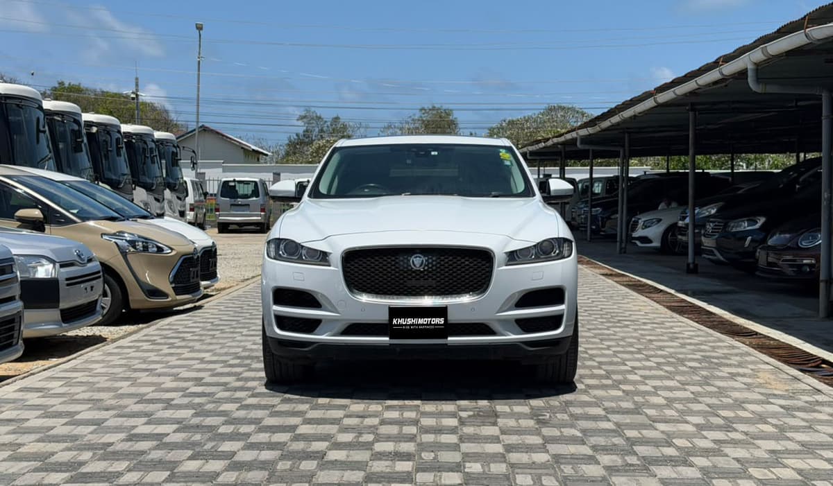 2016 Jaguar F Pace Prestige image-2