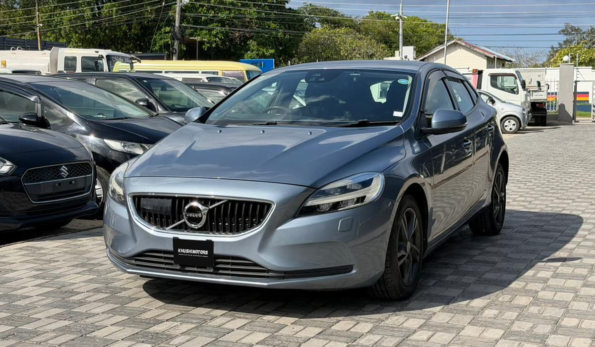 2018 Volvo V40 Anniversary Edition image-3