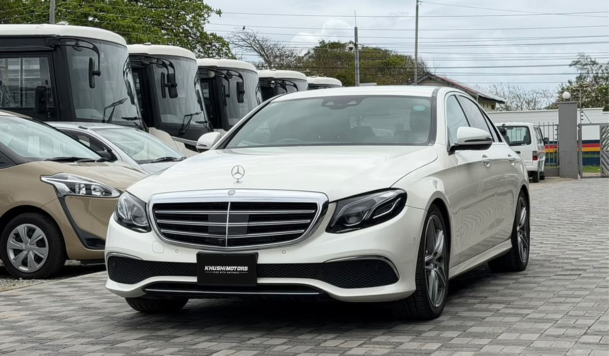 2016 Mercedes-Benz E-Class Avantgarde E200d image-3