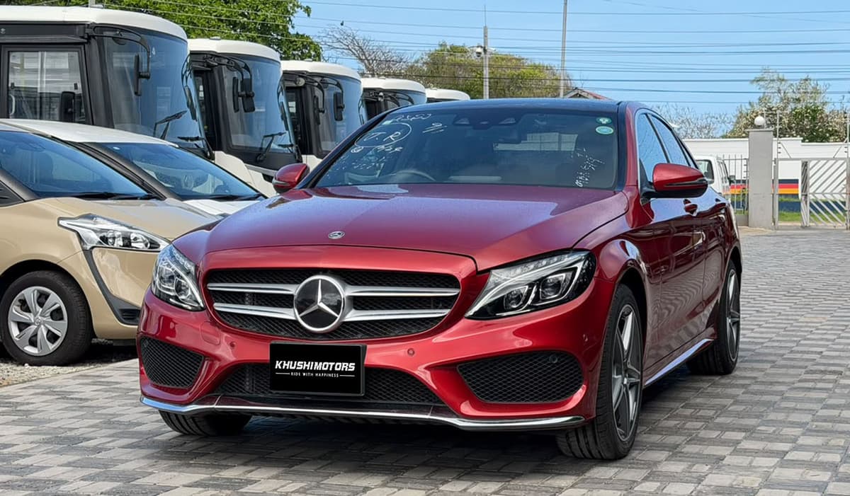 2018 Mercedes-Benz C-Class AMG Line C200 image-3