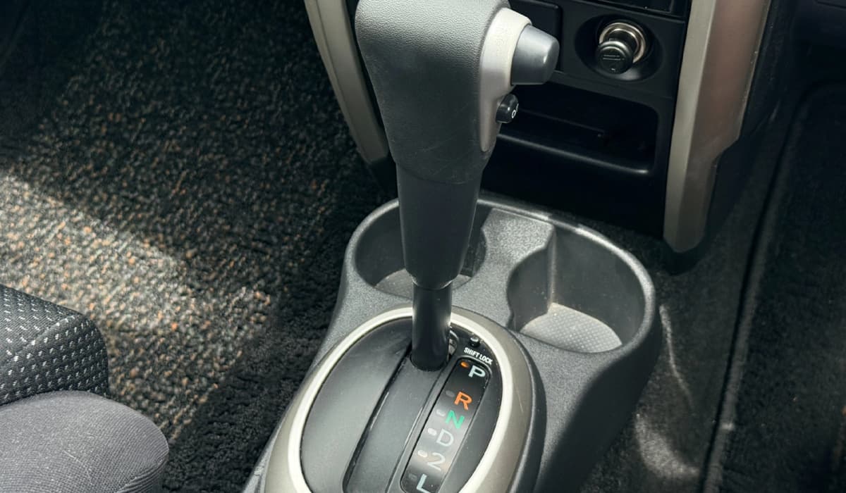 2004 Toyota IST F image-8