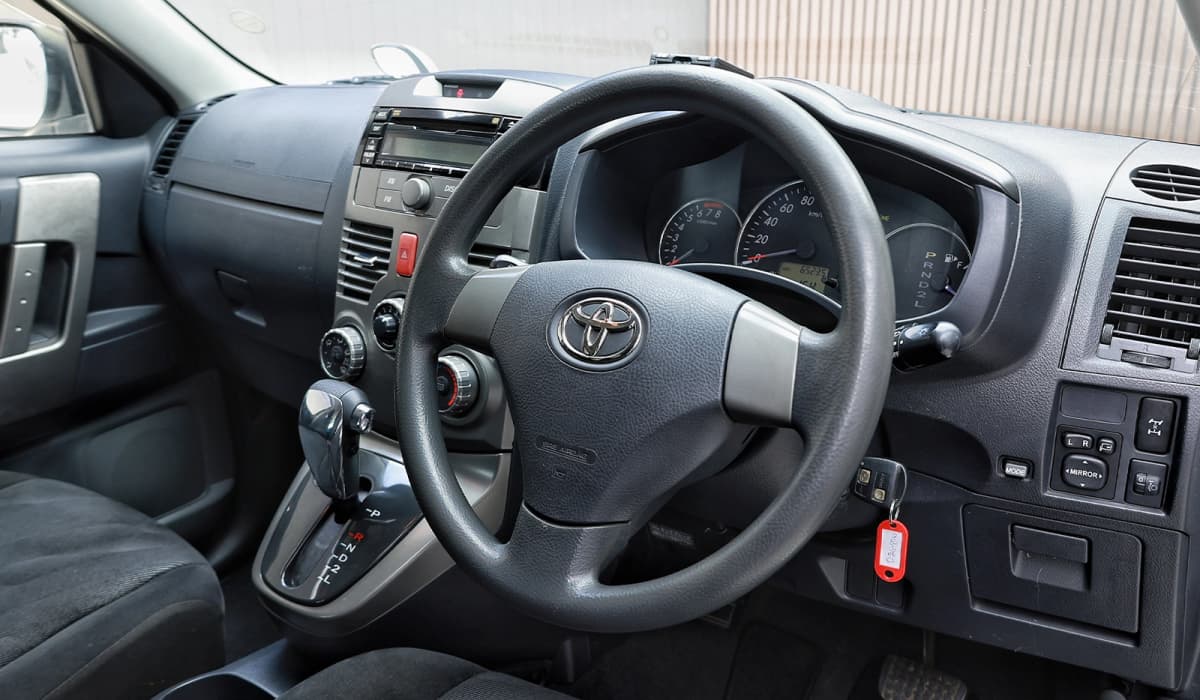 2012 Toyota Rush image-9