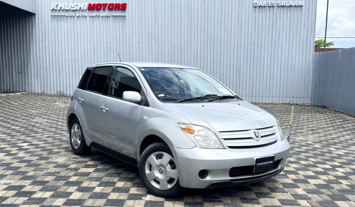2004 Toyota IST F image-1