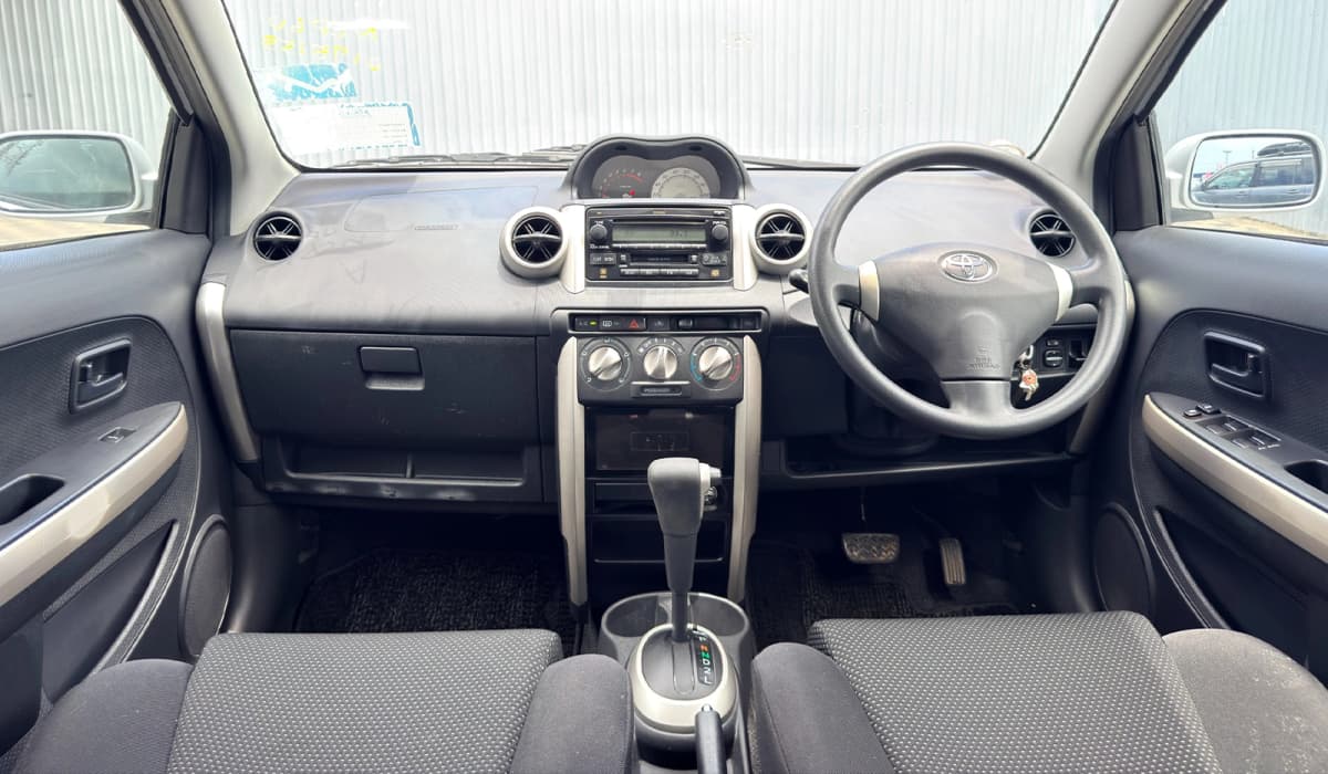 2004 Toyota IST F image-7