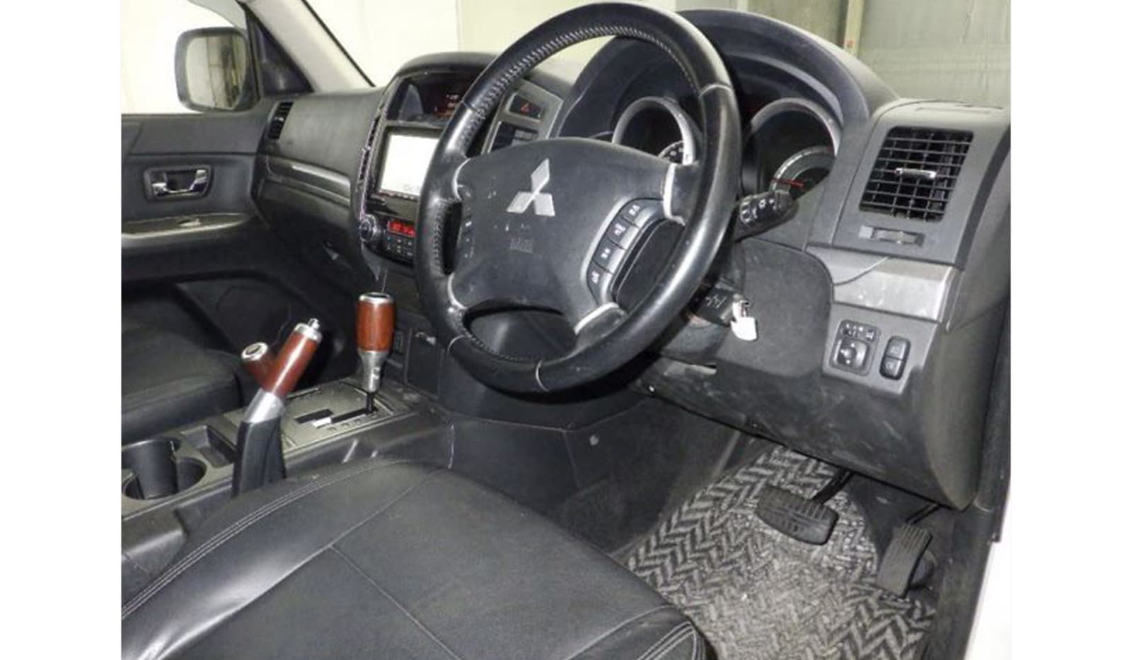 2019 Mitsubishi Pajero Final Edition image-5