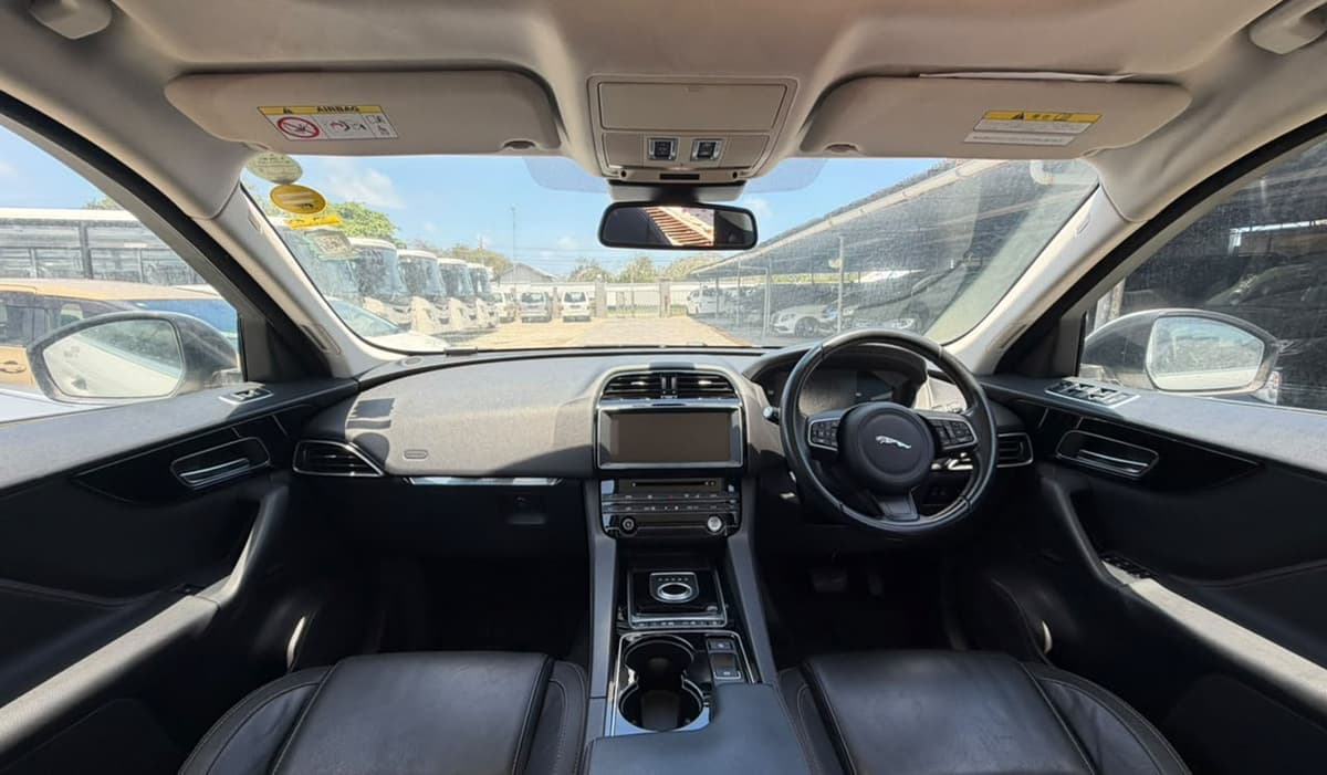 2016 Jaguar F Pace Prestige image-7