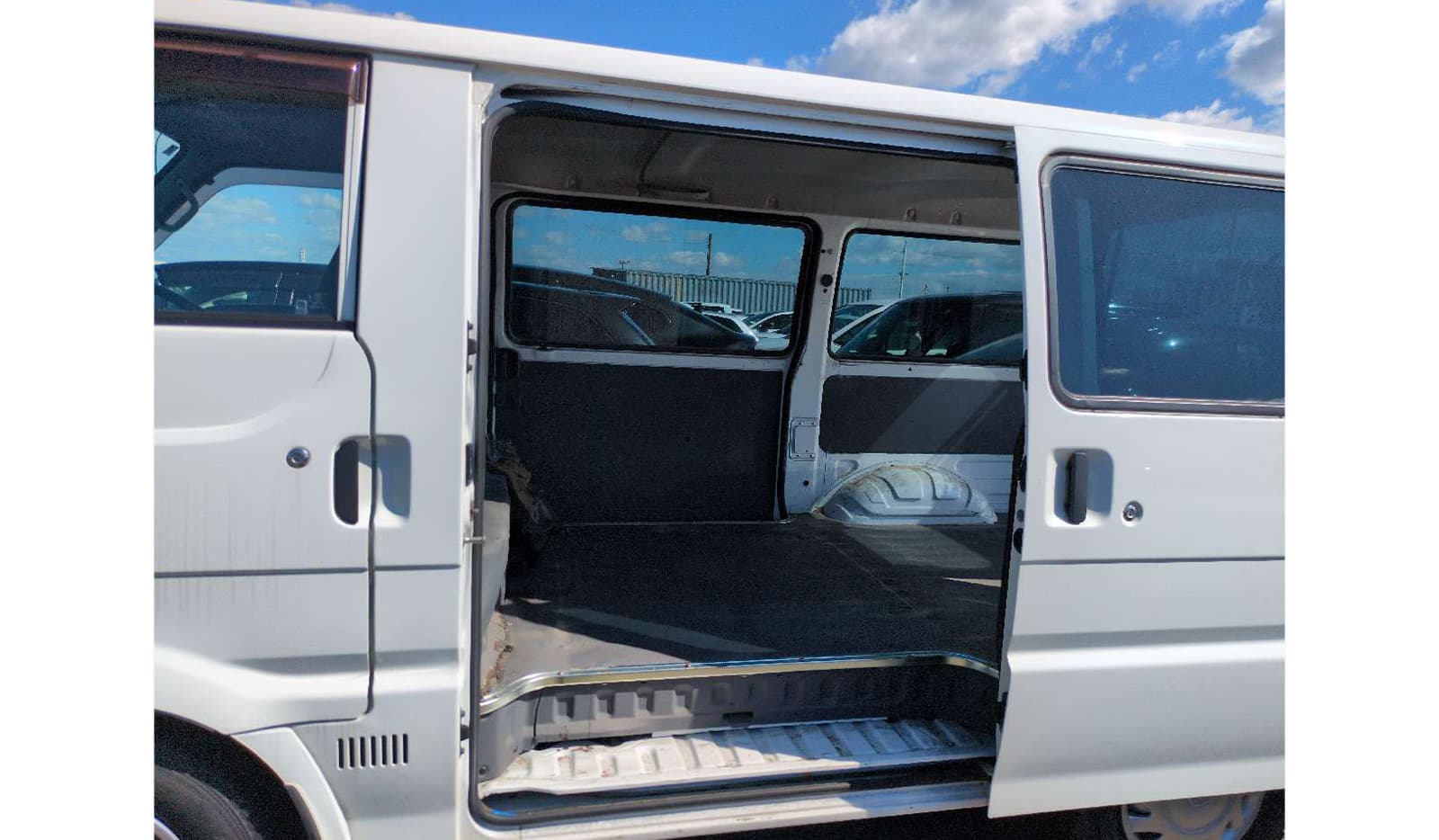 2010 Mazda Bongo image-7