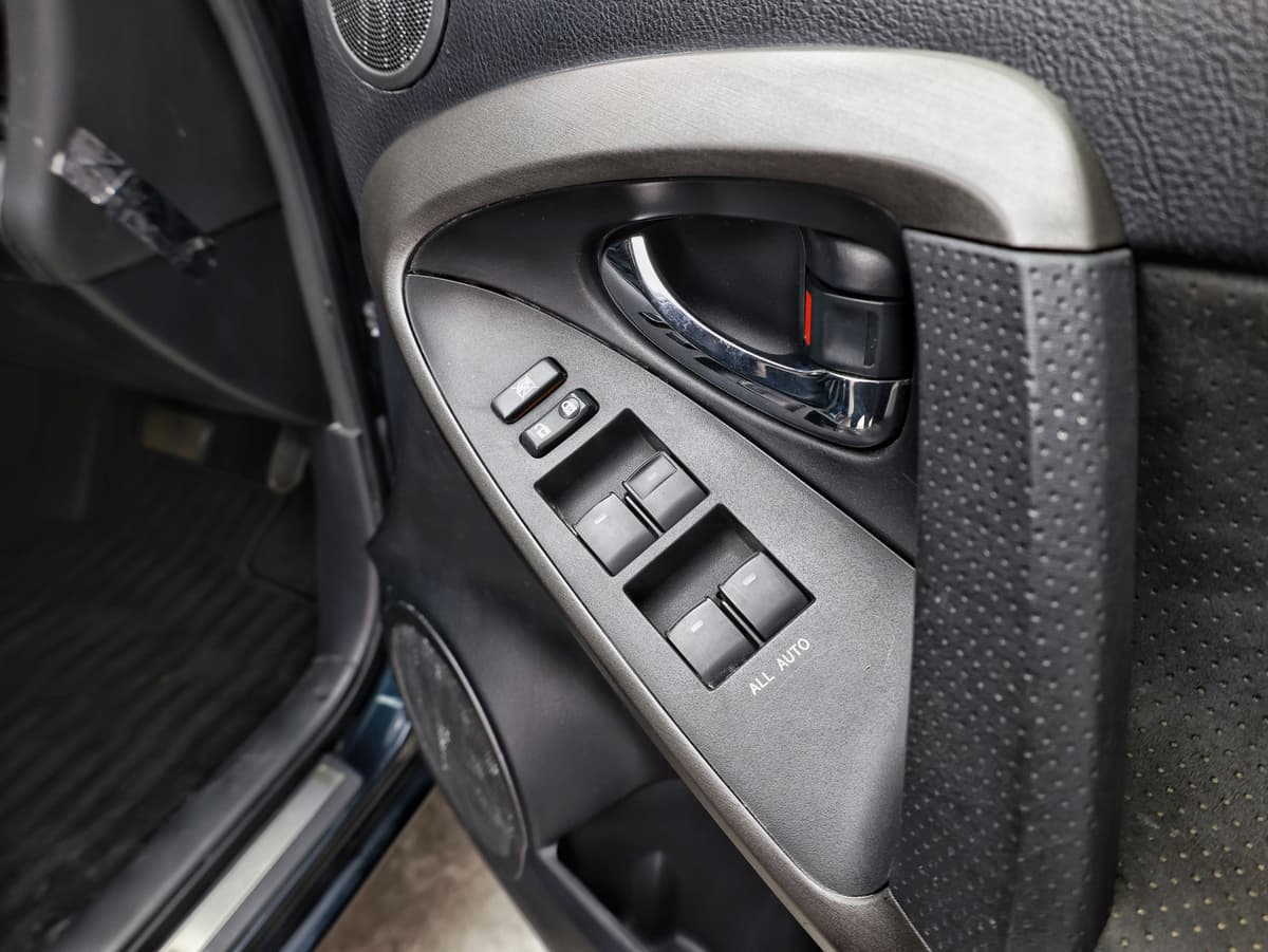 2013 Toyota Vanguard 240S G package image-11
