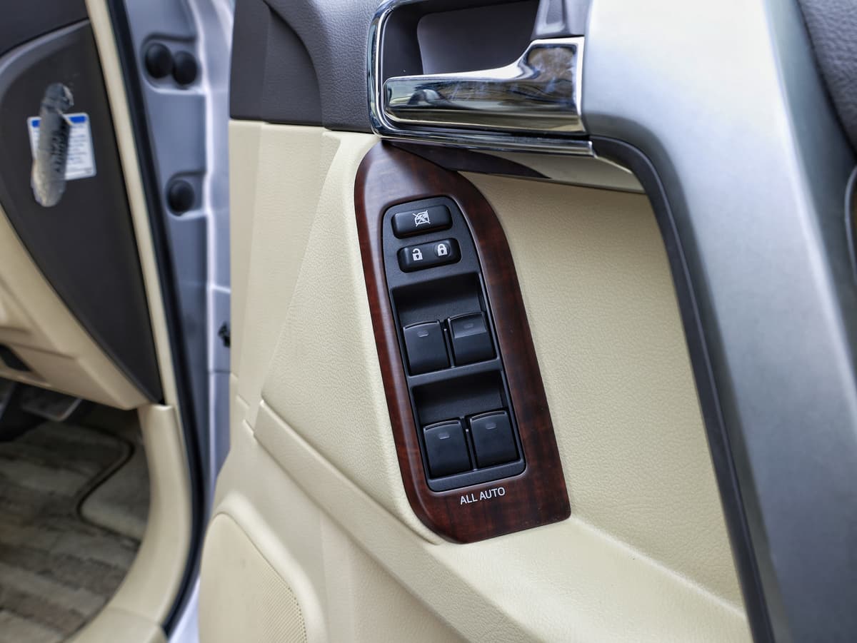 2017 Toyota Land Cruiser Prado TX image-10