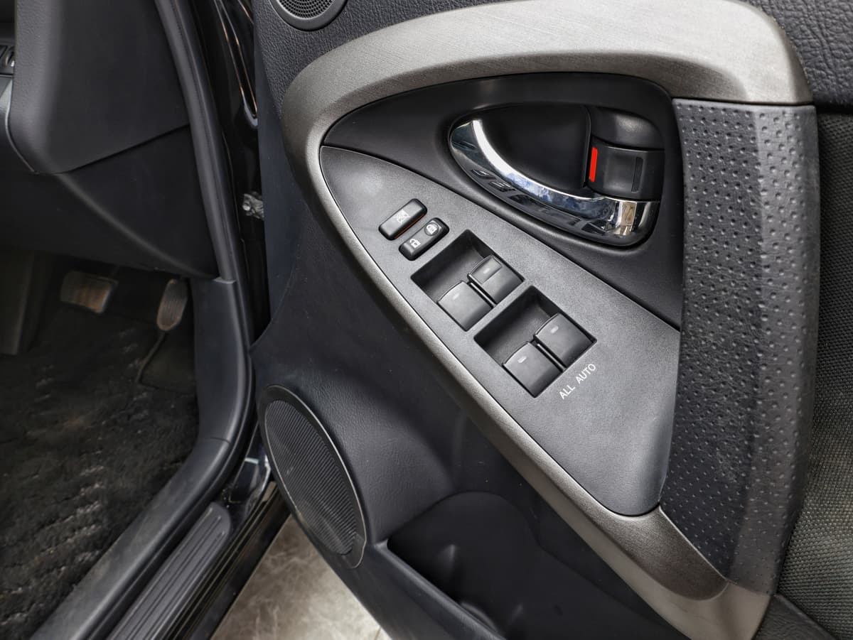 2013 Toyota Vanguard 240S image-11