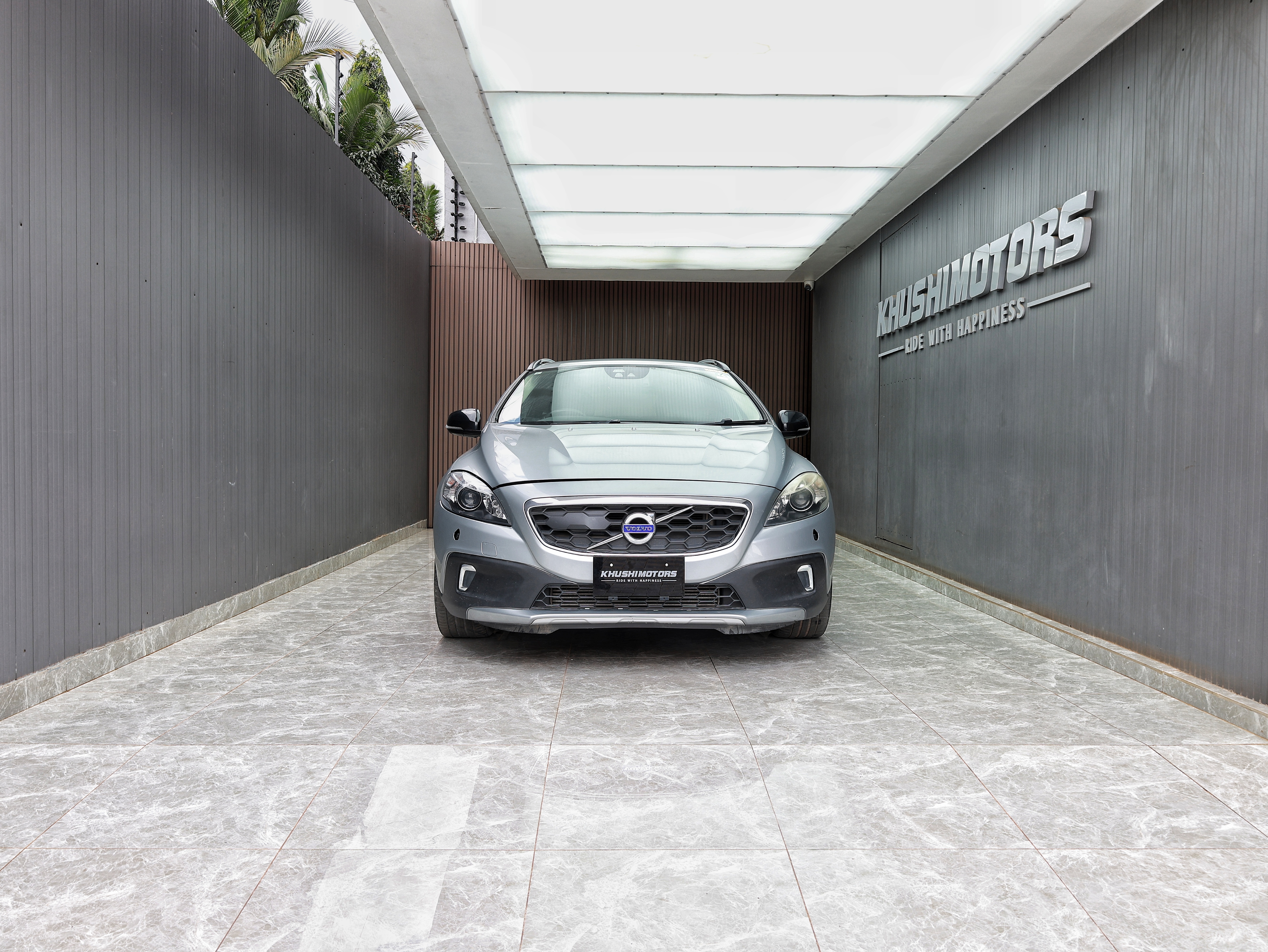 2013 Volvo V40 Cross Country image-2