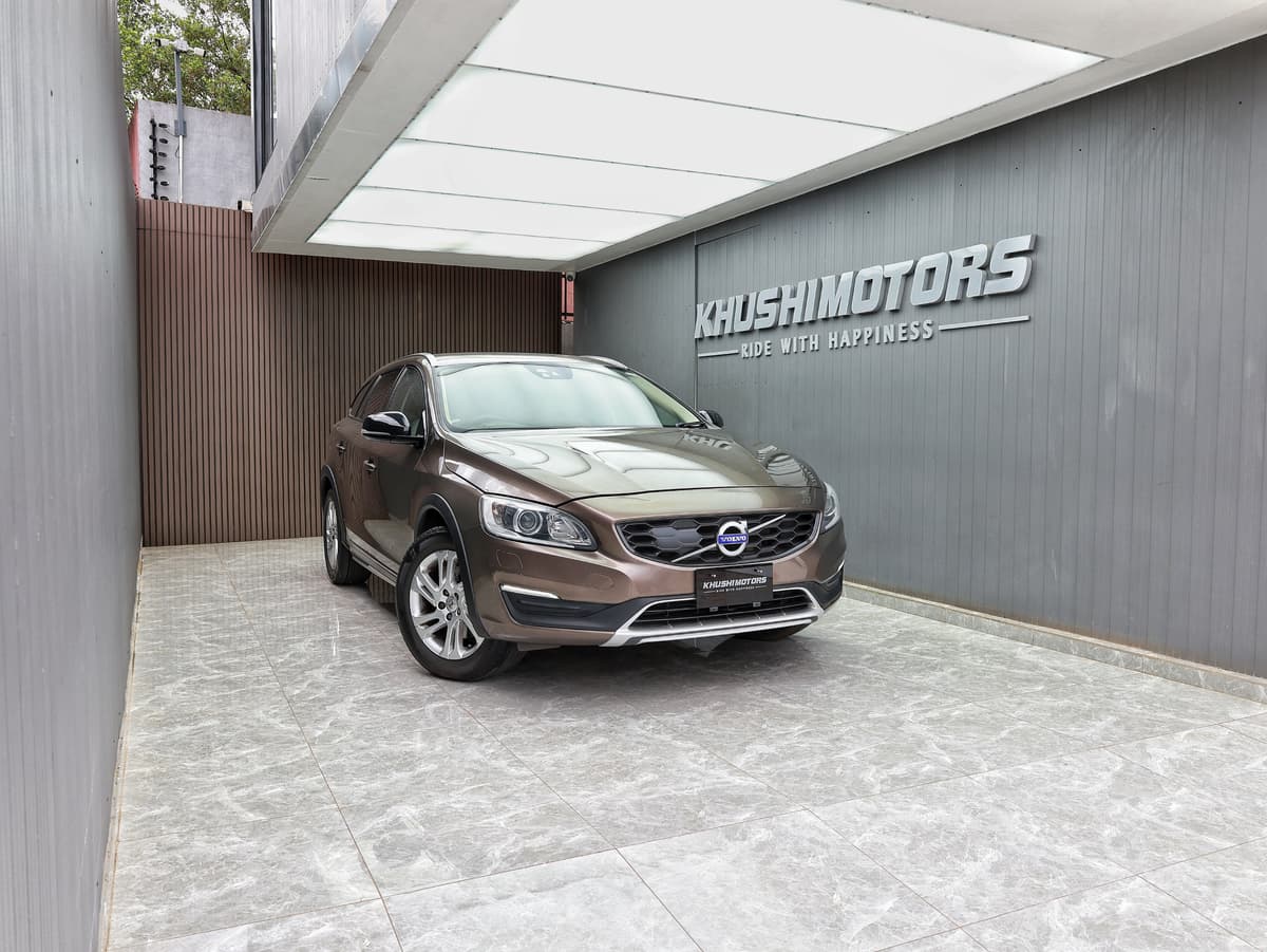 2017 Volvo V60 Cross Country D4 Se image-1