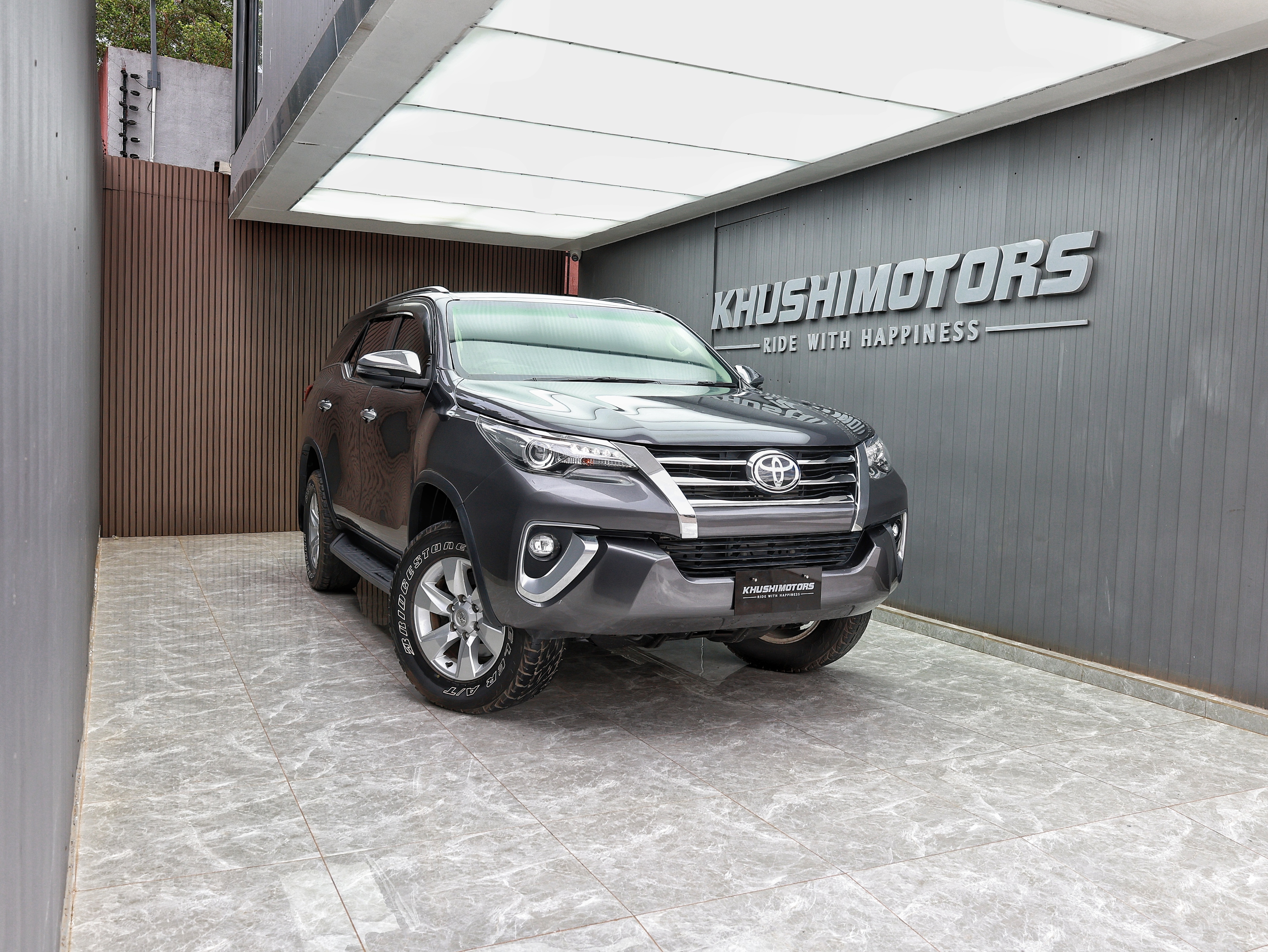 2017 Toyota Fortuner image-1