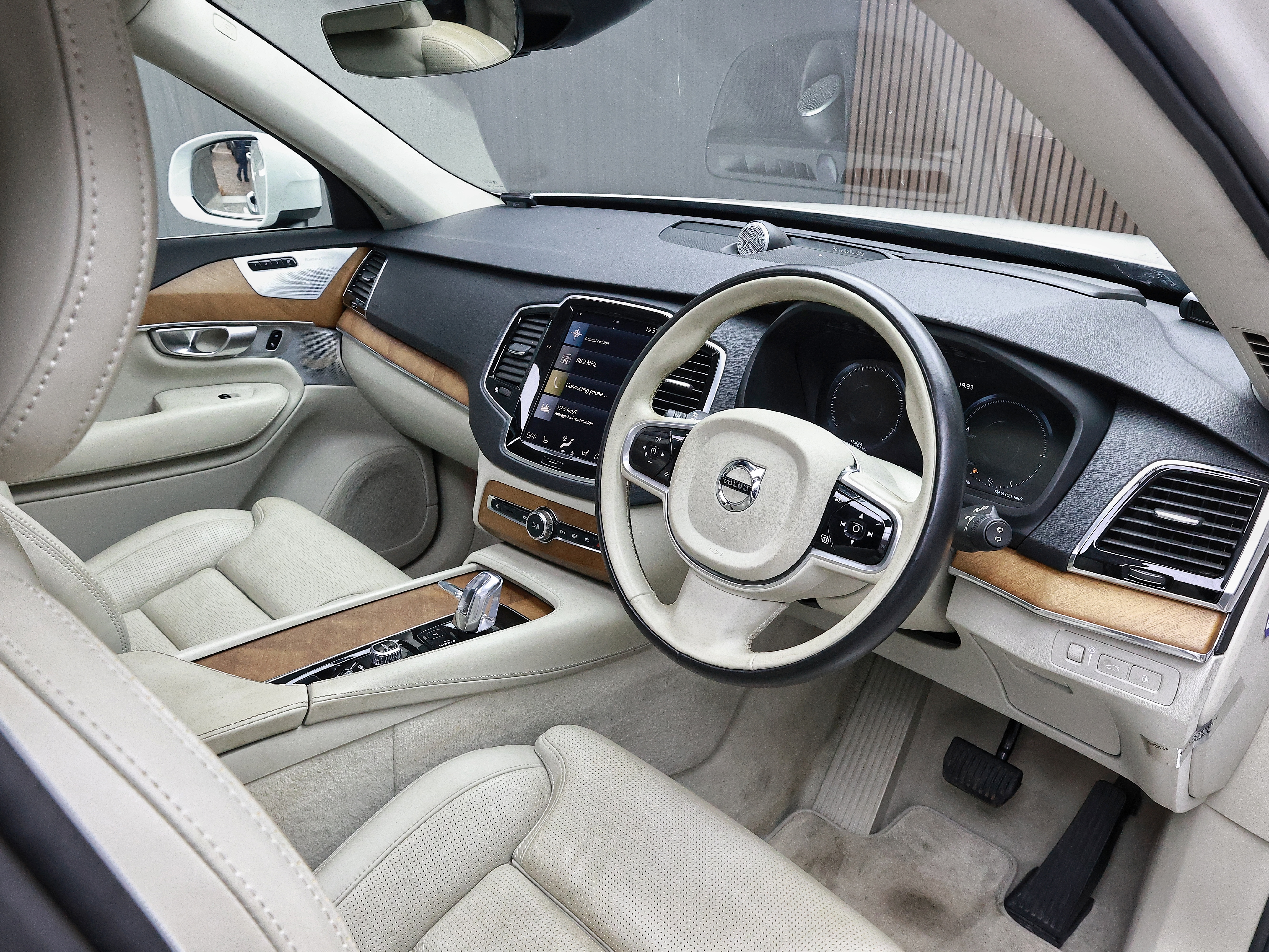 2017 Volvo XC90 T8 TWIN ENGINE AWD image-8