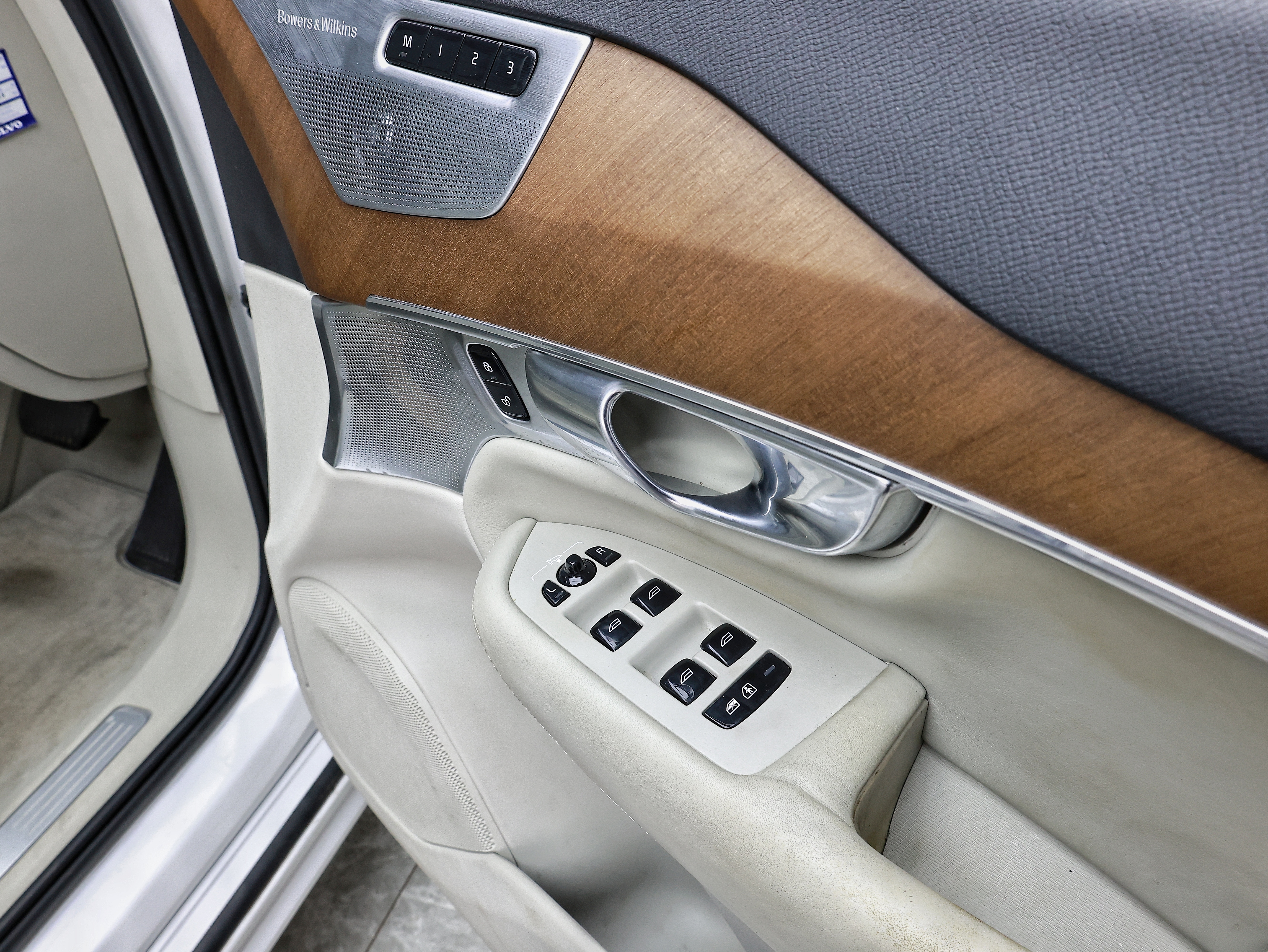 2017 Volvo XC90 T8 TWIN ENGINE AWD image-9