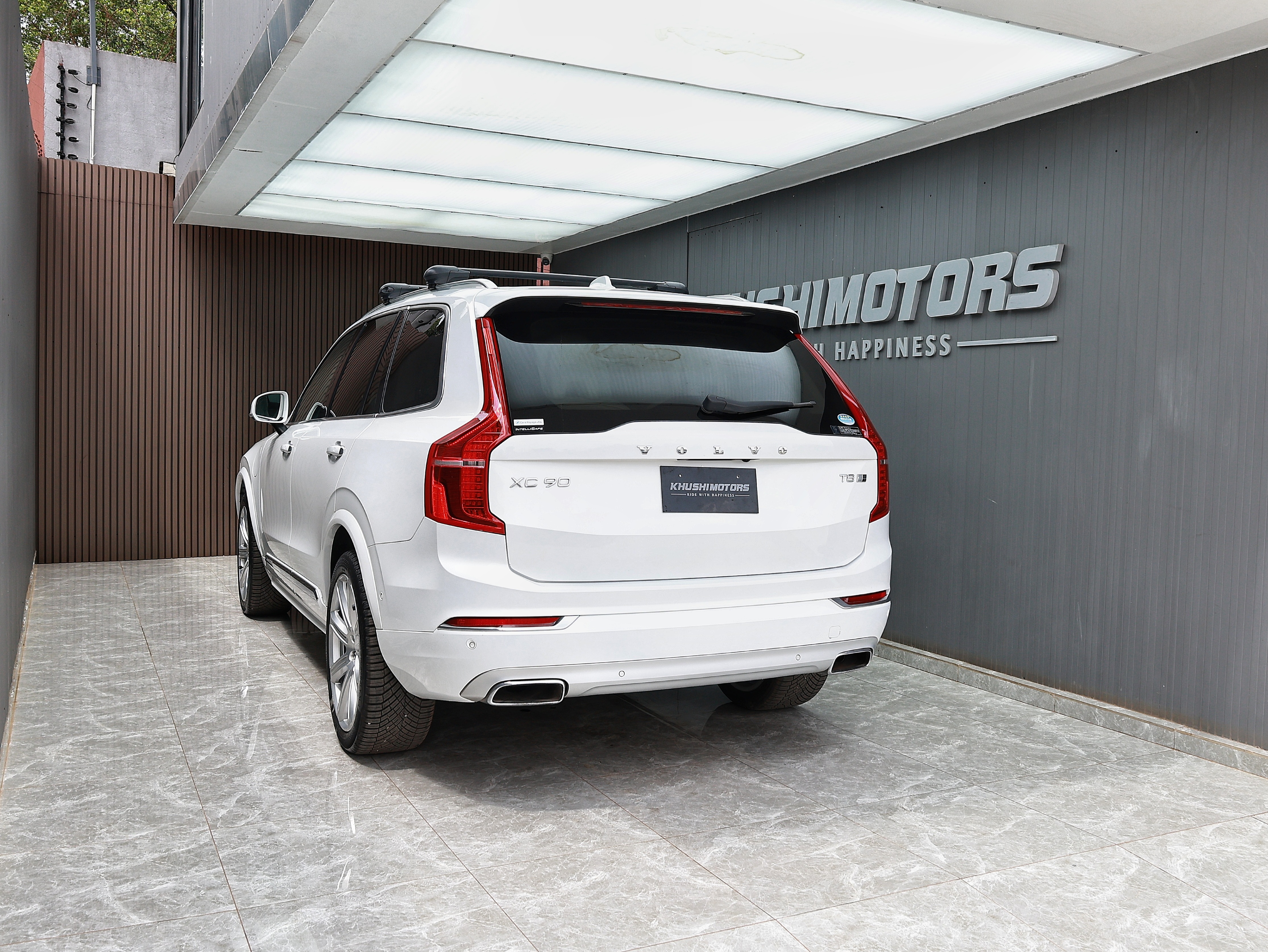 2017 Volvo XC90 T8 TWIN ENGINE AWD image-4
