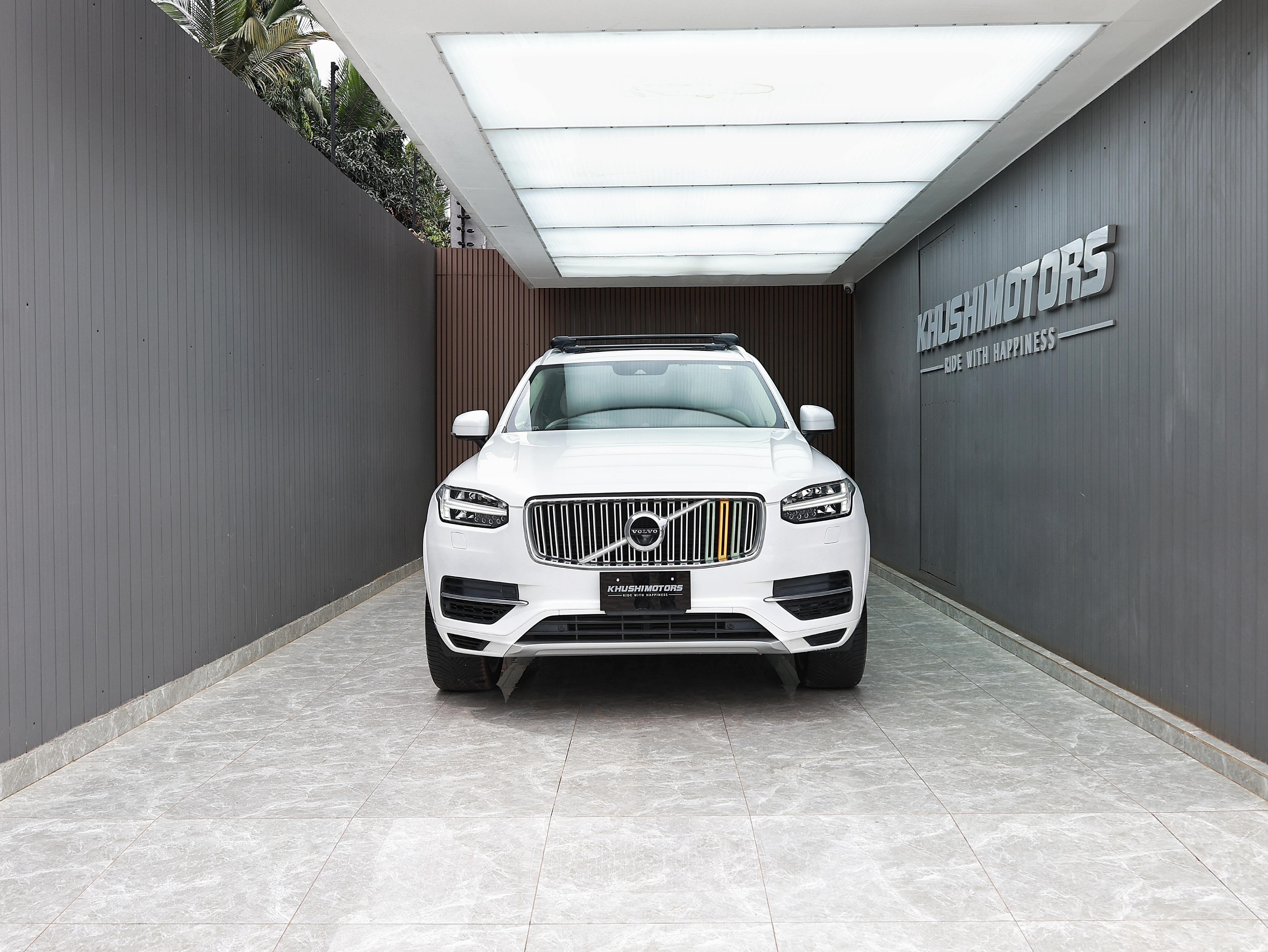 2017 Volvo XC90 T8 TWIN ENGINE AWD image-2