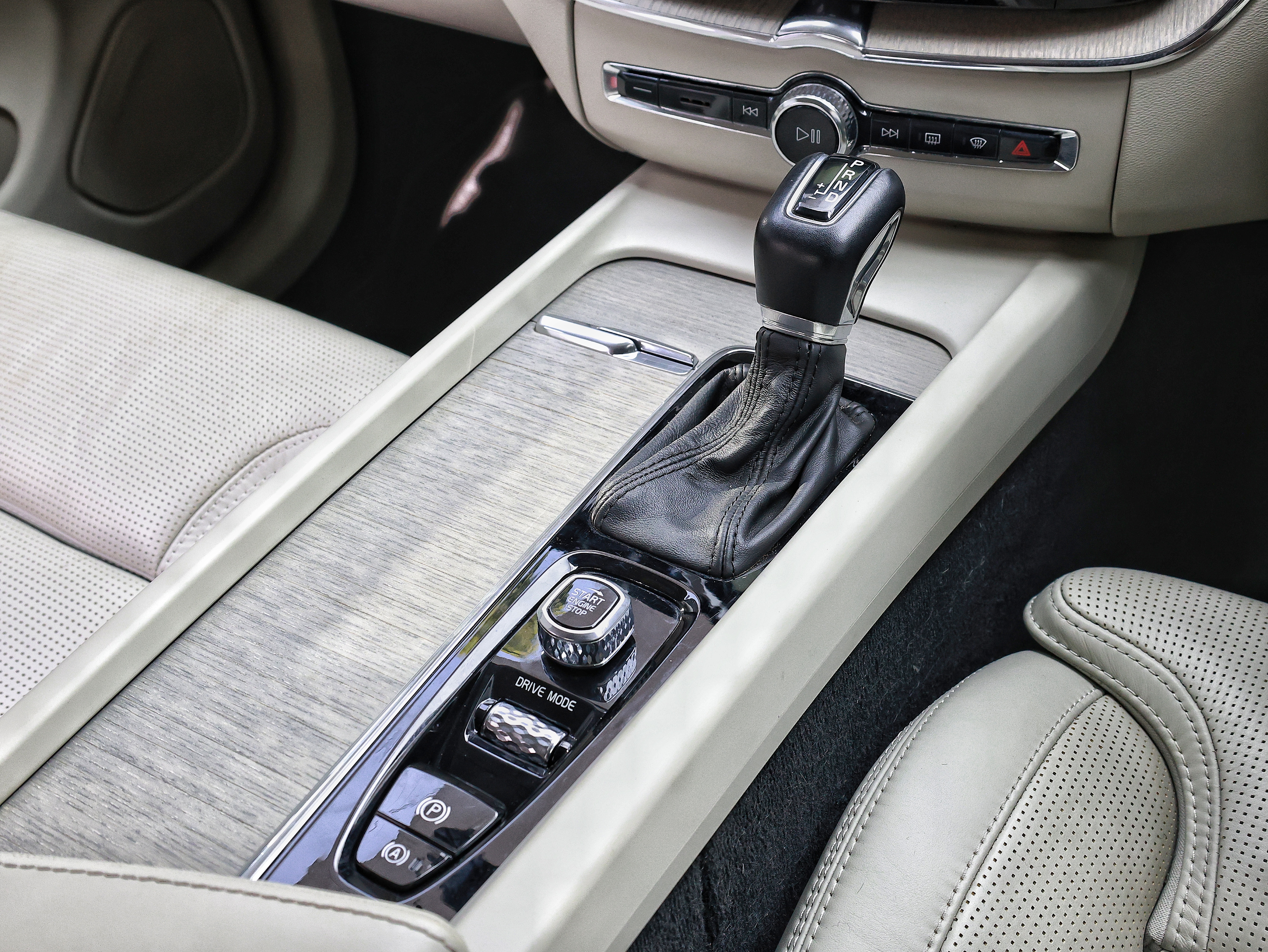 2018 Volvo XC60 D4 AWD INSCRIPTION image-10
