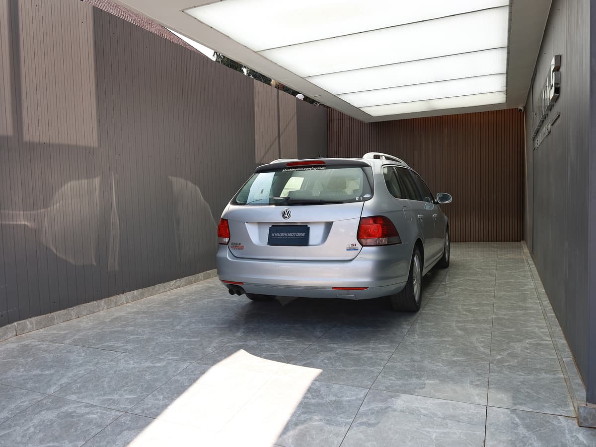 2011 Volkswagen Golf Variant image-4