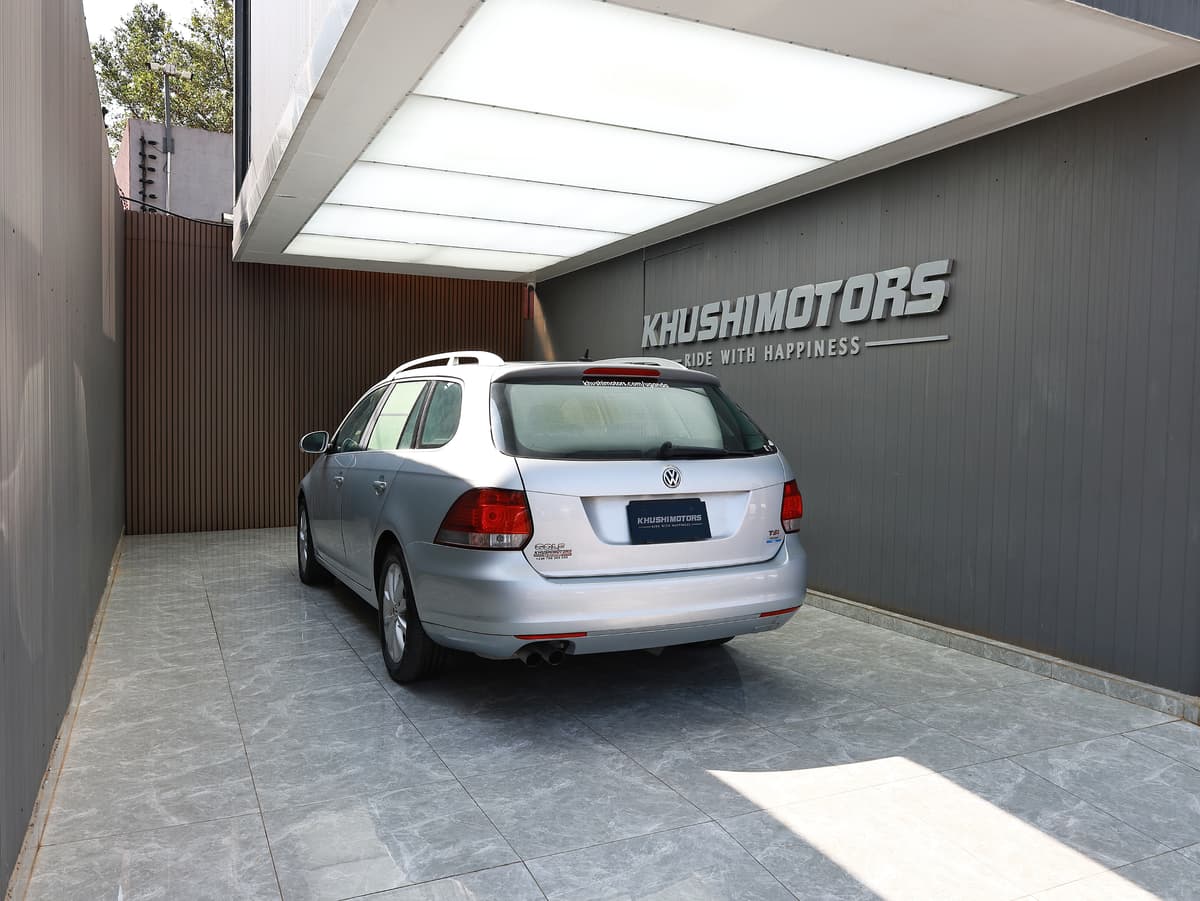 2011 Volkswagen Golf Variant image-6