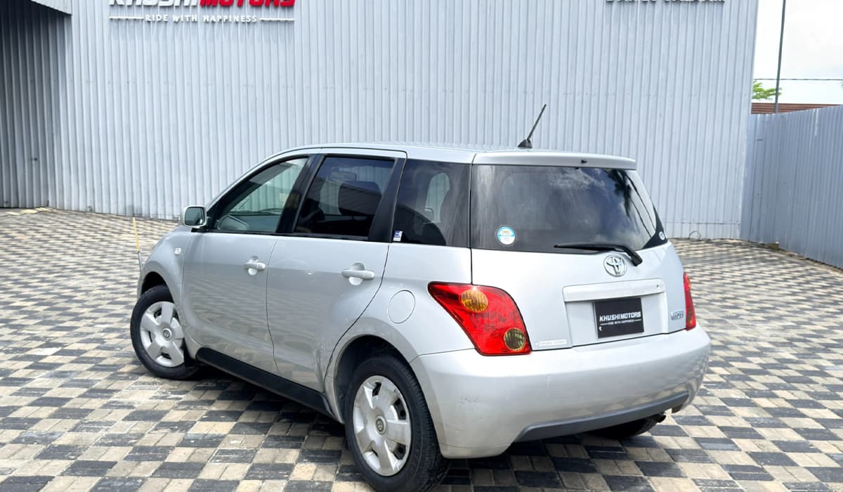 2004 Toyota IST F image-4