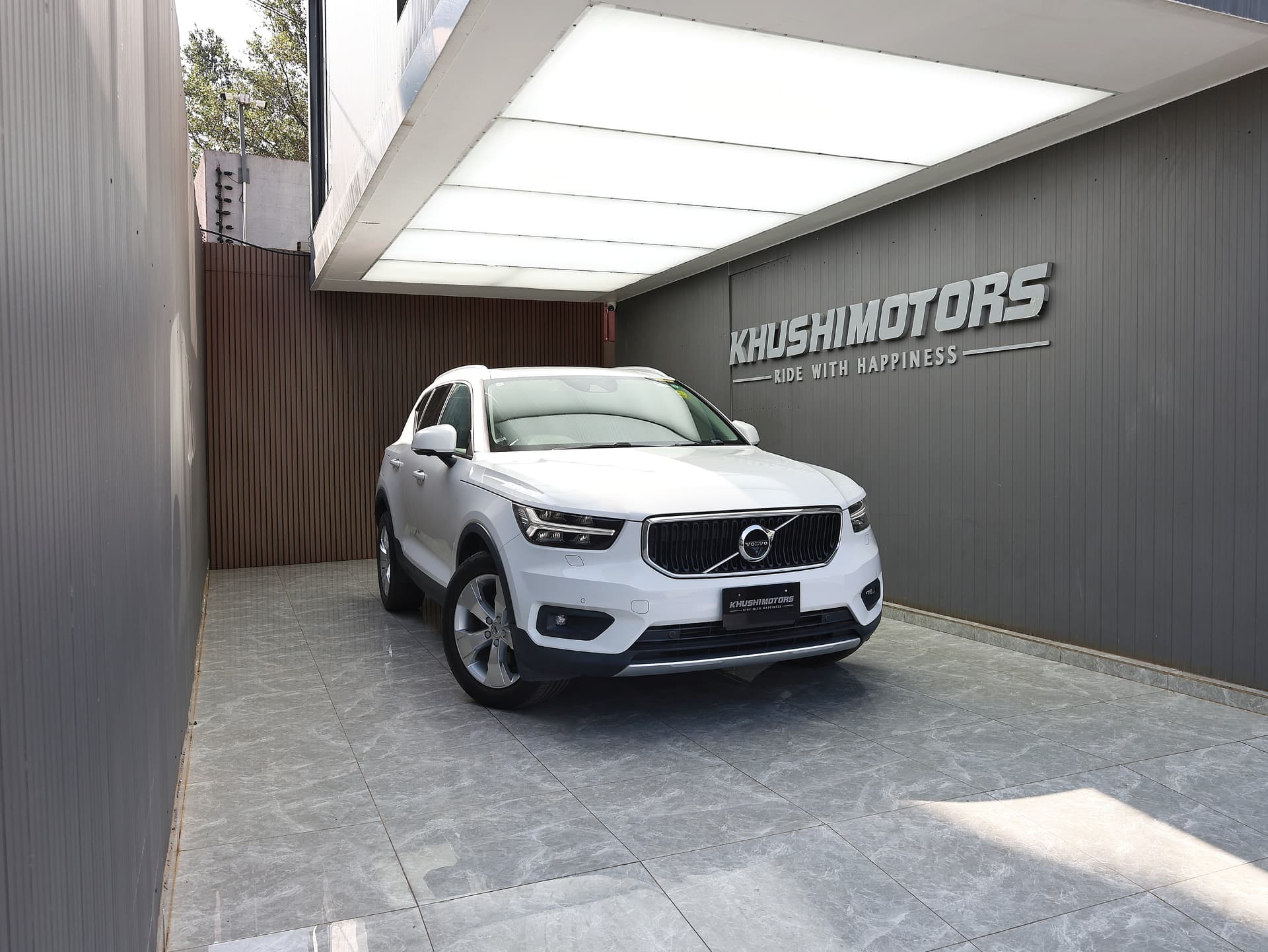 2019 Volvo XC 40 image-1