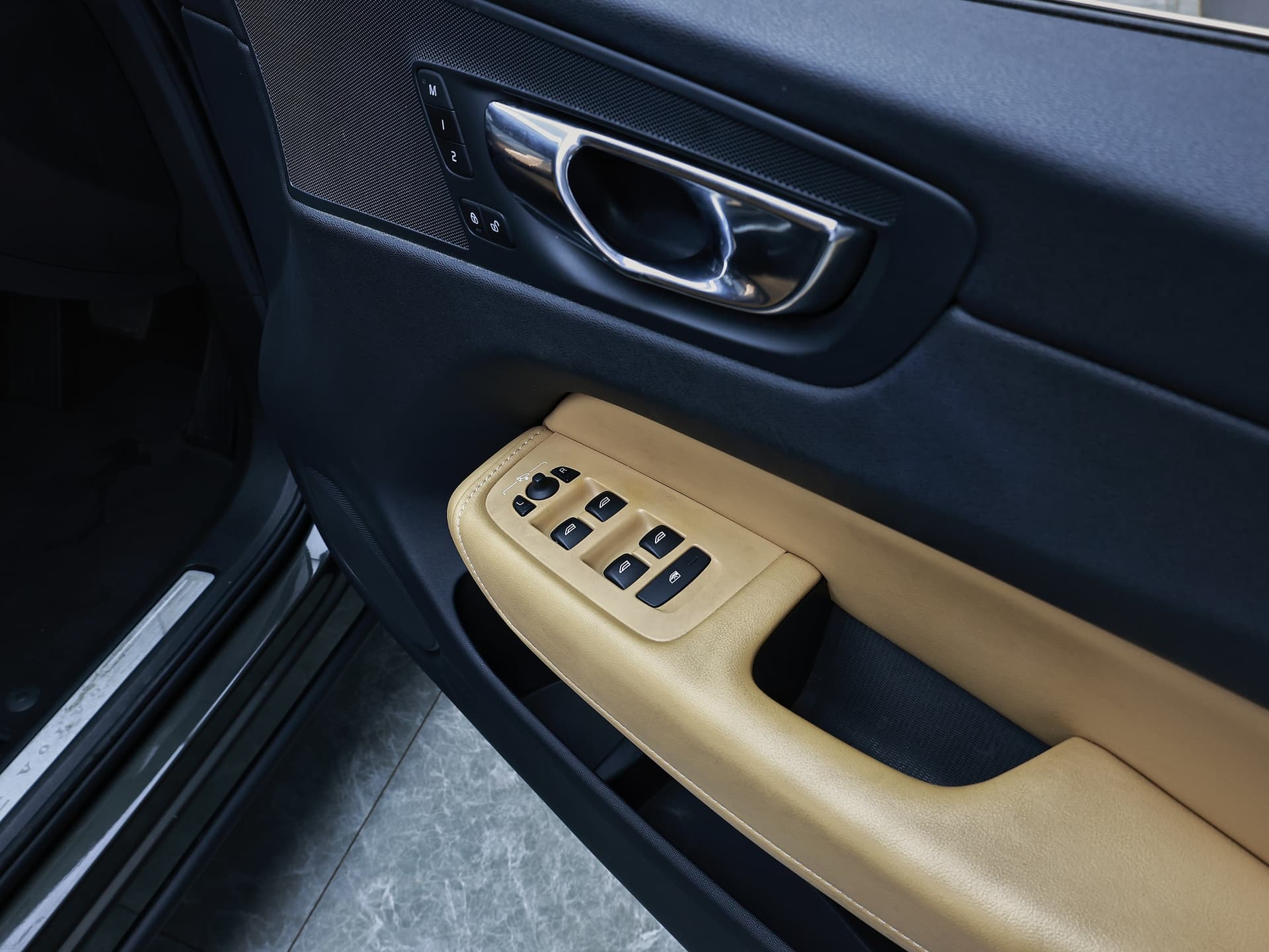 2018 Volvo XC60 D4 image-14