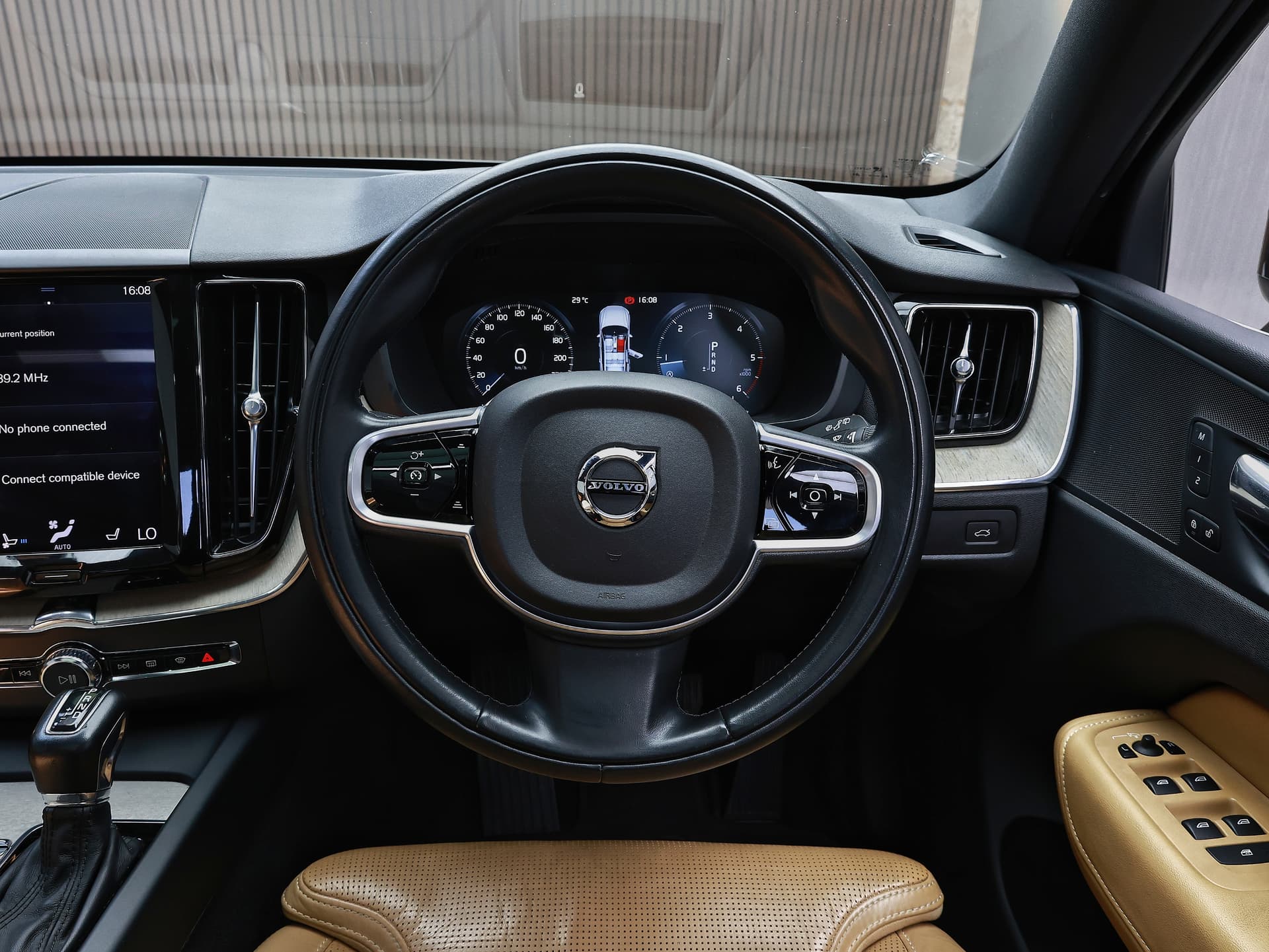 2018 Volvo XC60 D4 image-9