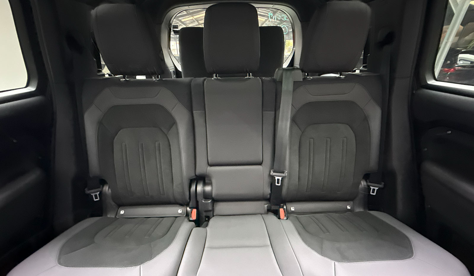 2021 Land Rover Defender 110 Double O Black Edition image-10