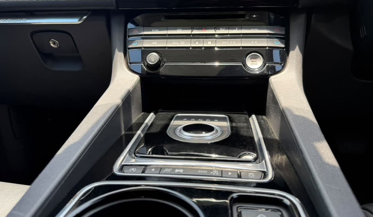 2016 Jaguar F Pace Prestige image-9