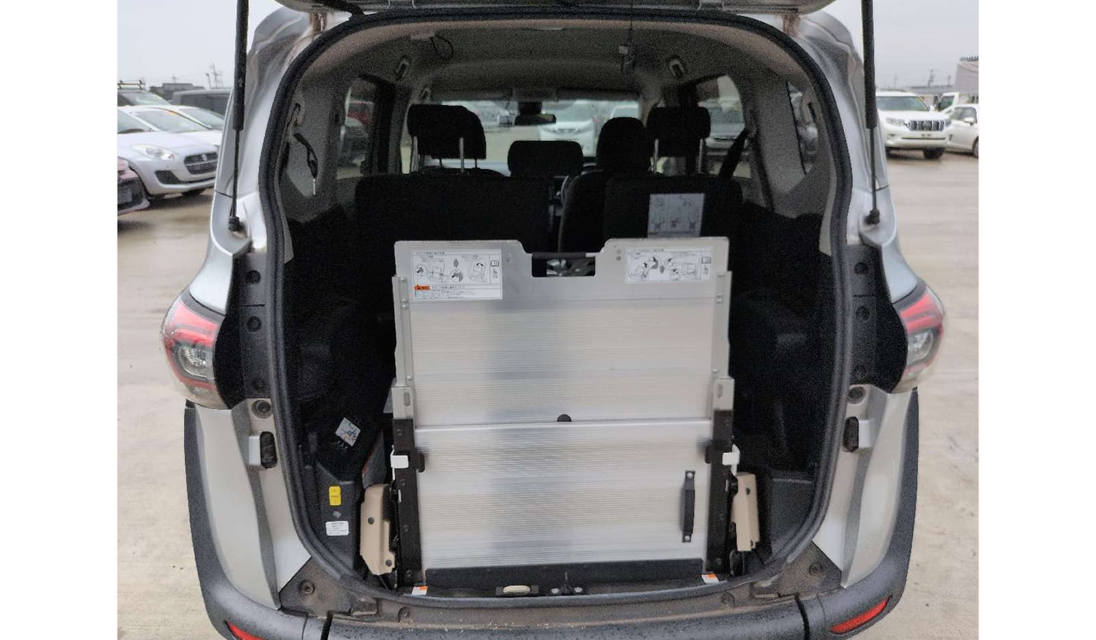 2019 Toyota Sienta image-9