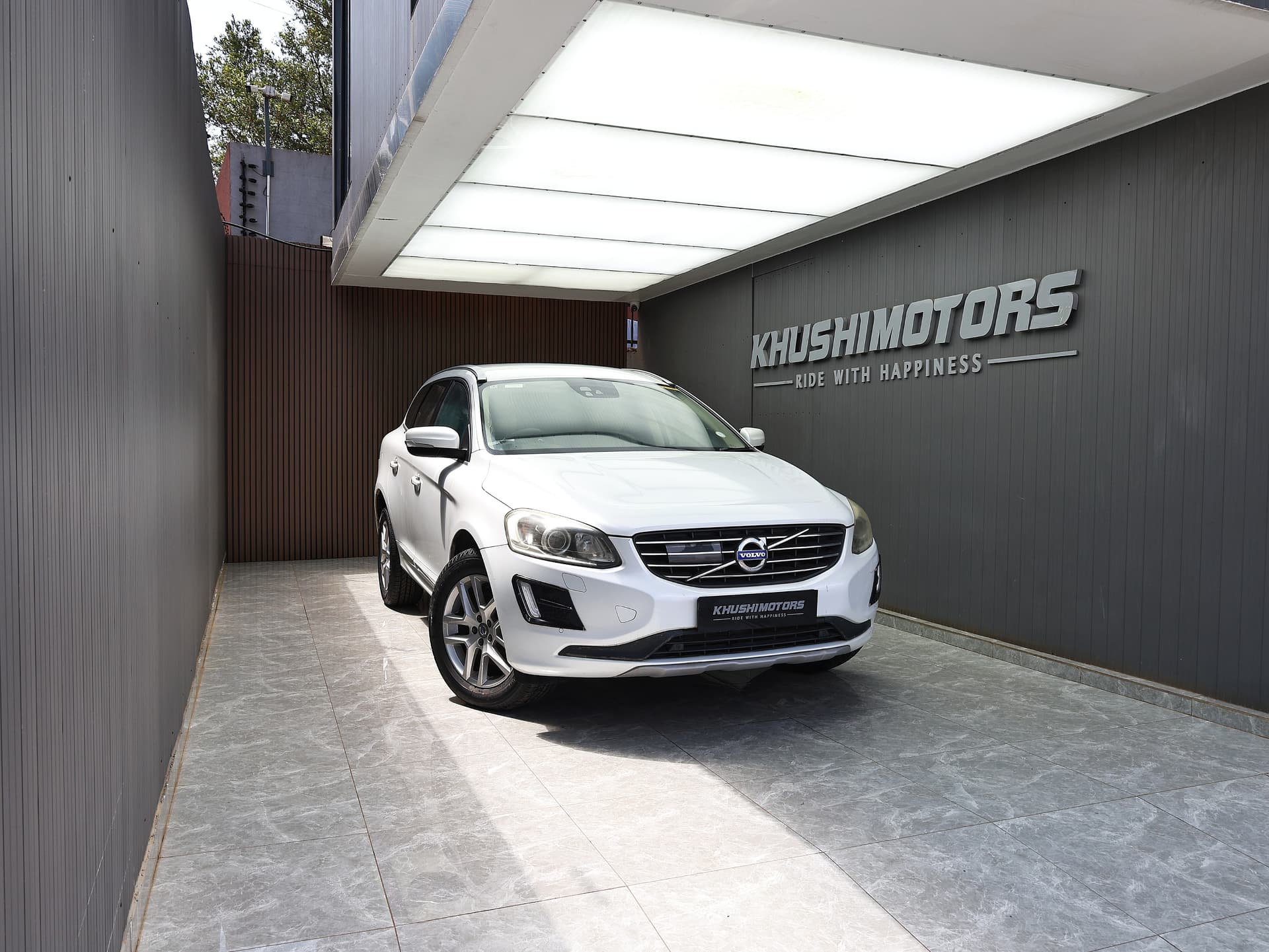 2016 Volvo XC60 R-DESIGN D4 image-1