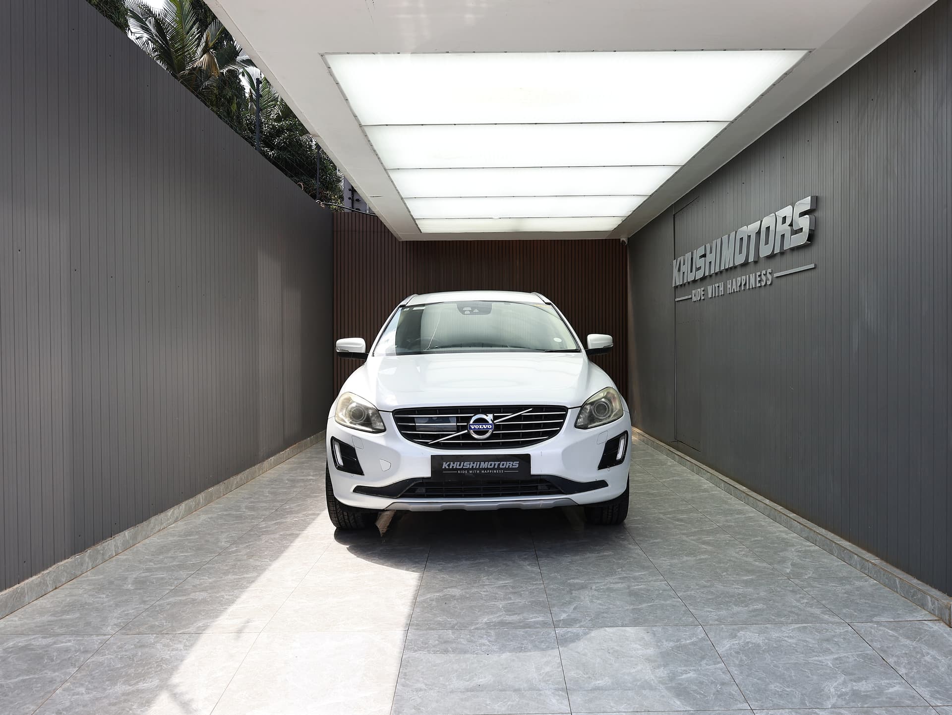 2016 Volvo XC60 R-DESIGN D4 image-2