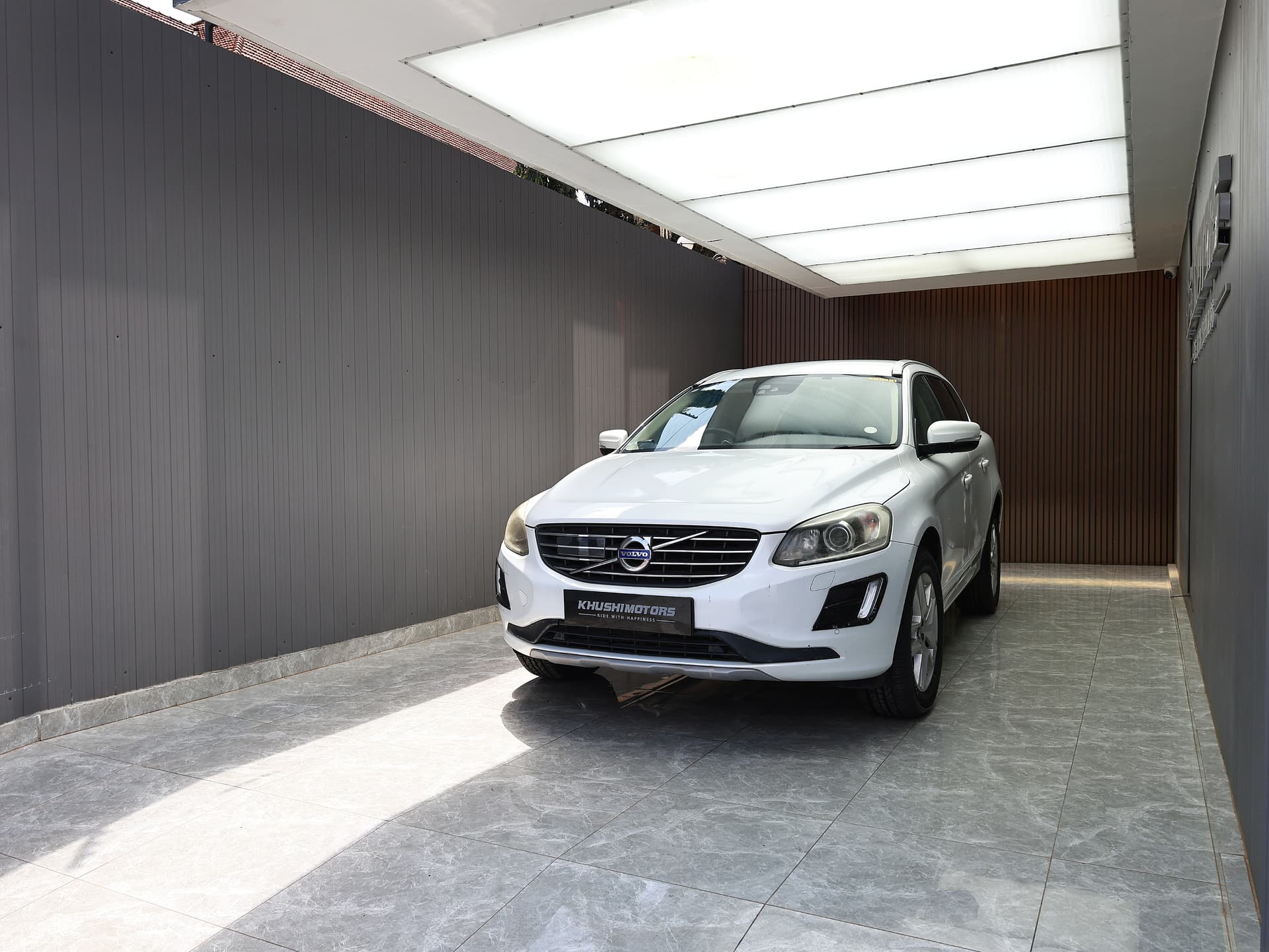2016 Volvo XC60 R-DESIGN D4 image-3