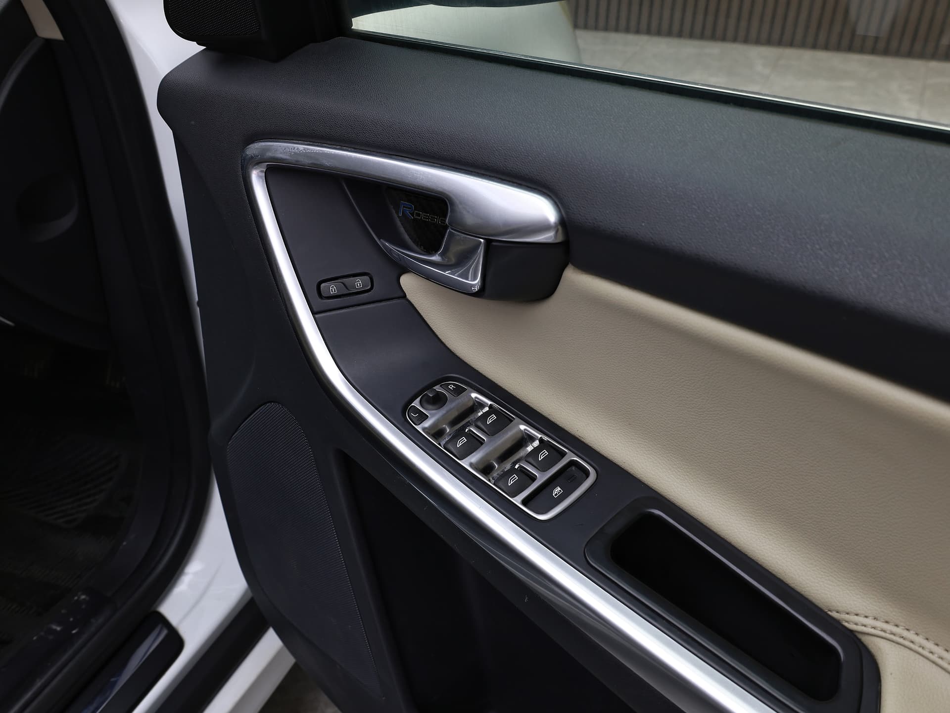 2016 Volvo XC60 R-DESIGN D4 image-11