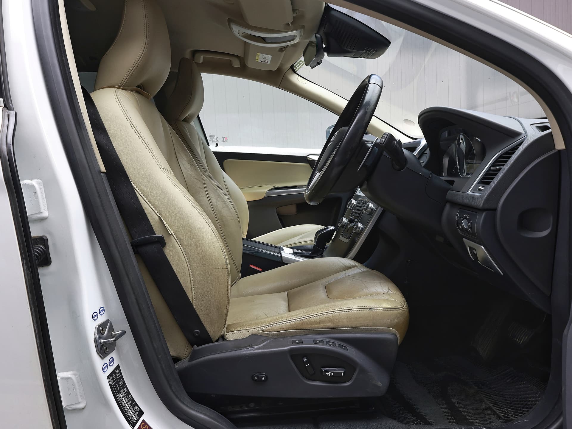 2016 Volvo XC60 R-DESIGN D4 image-7