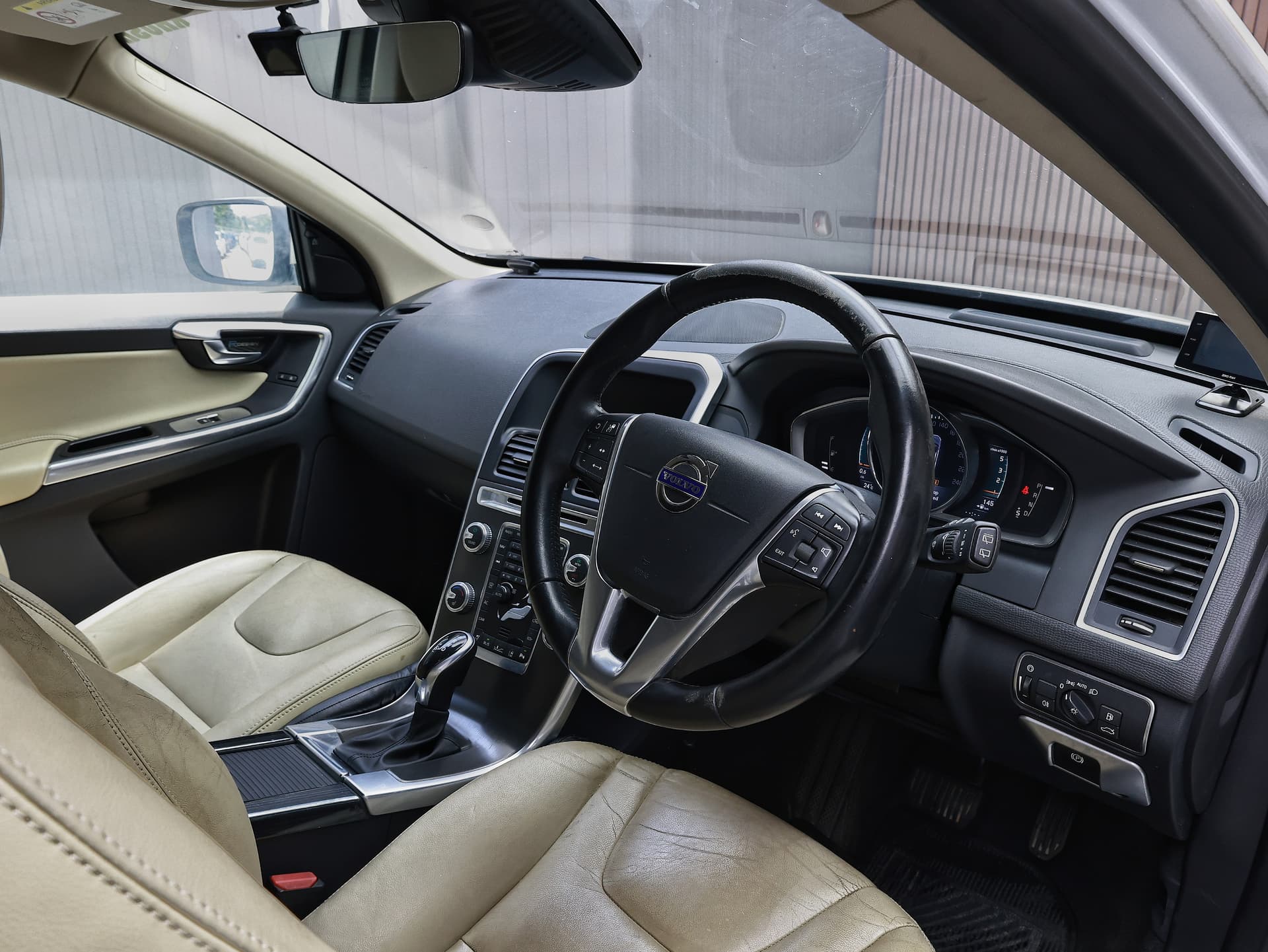2016 Volvo XC60 R-DESIGN D4 image-8