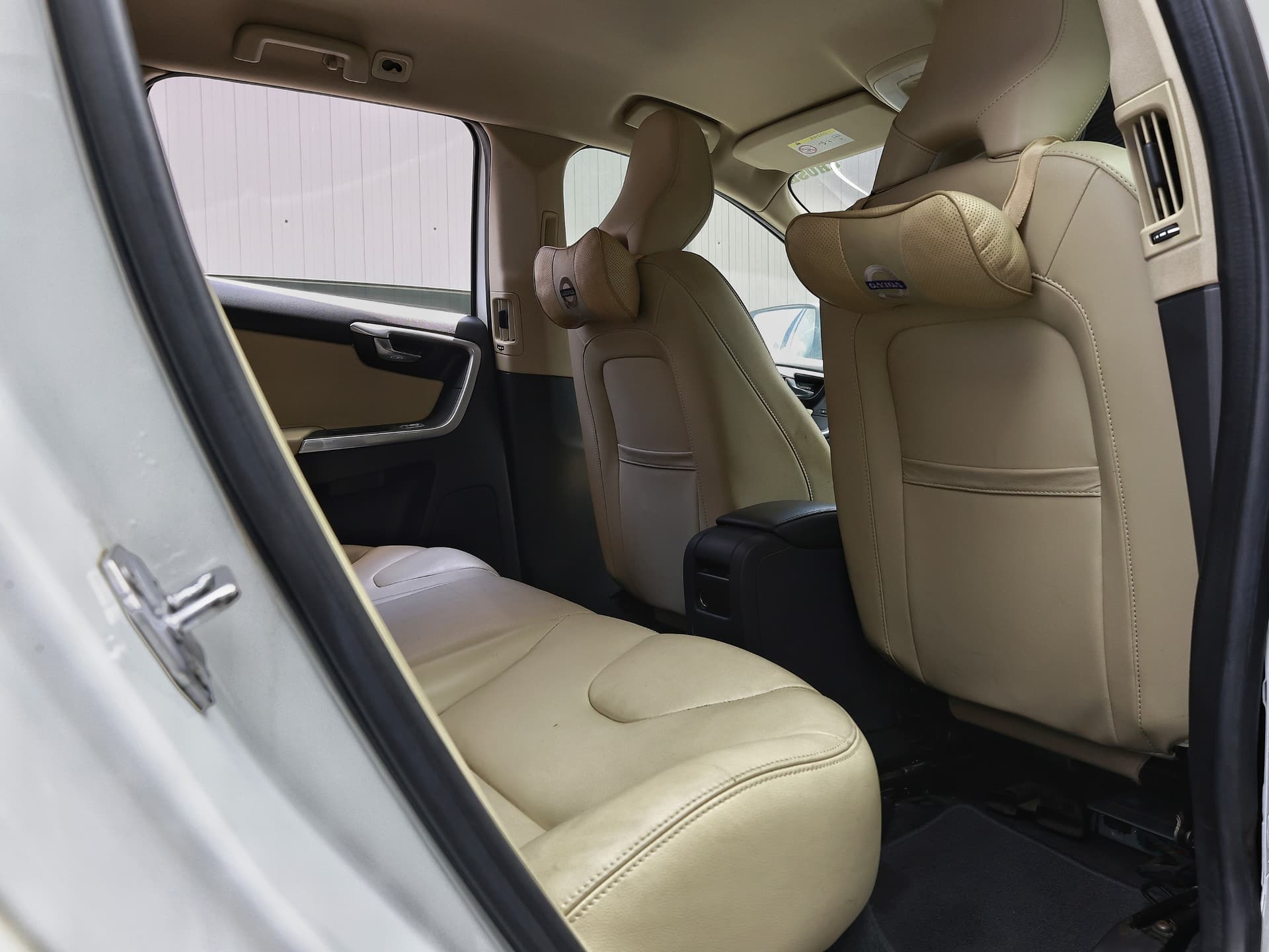 2016 Volvo XC60 R-DESIGN D4 image-13