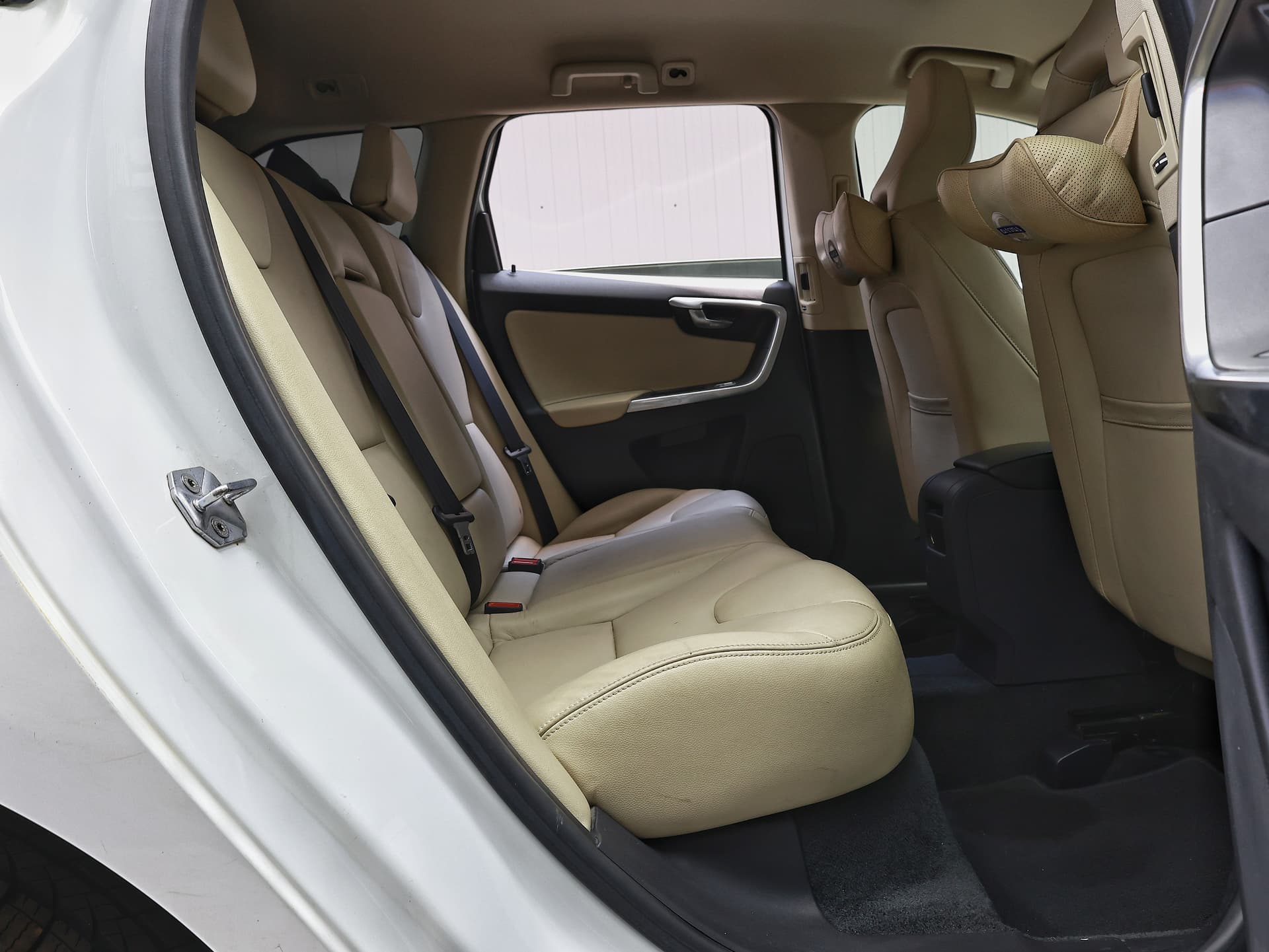 2016 Volvo XC60 R-DESIGN D4 image-14