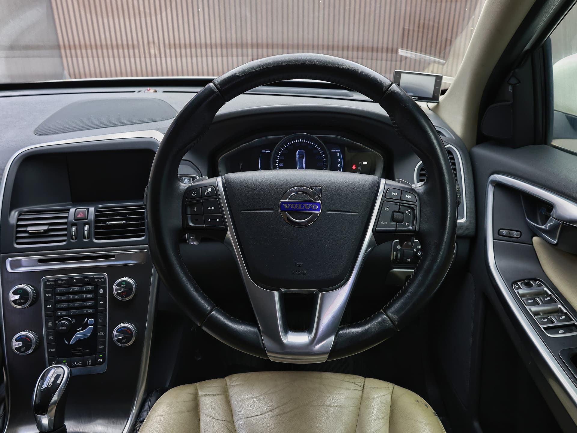2016 Volvo XC60 R-DESIGN D4 image-10