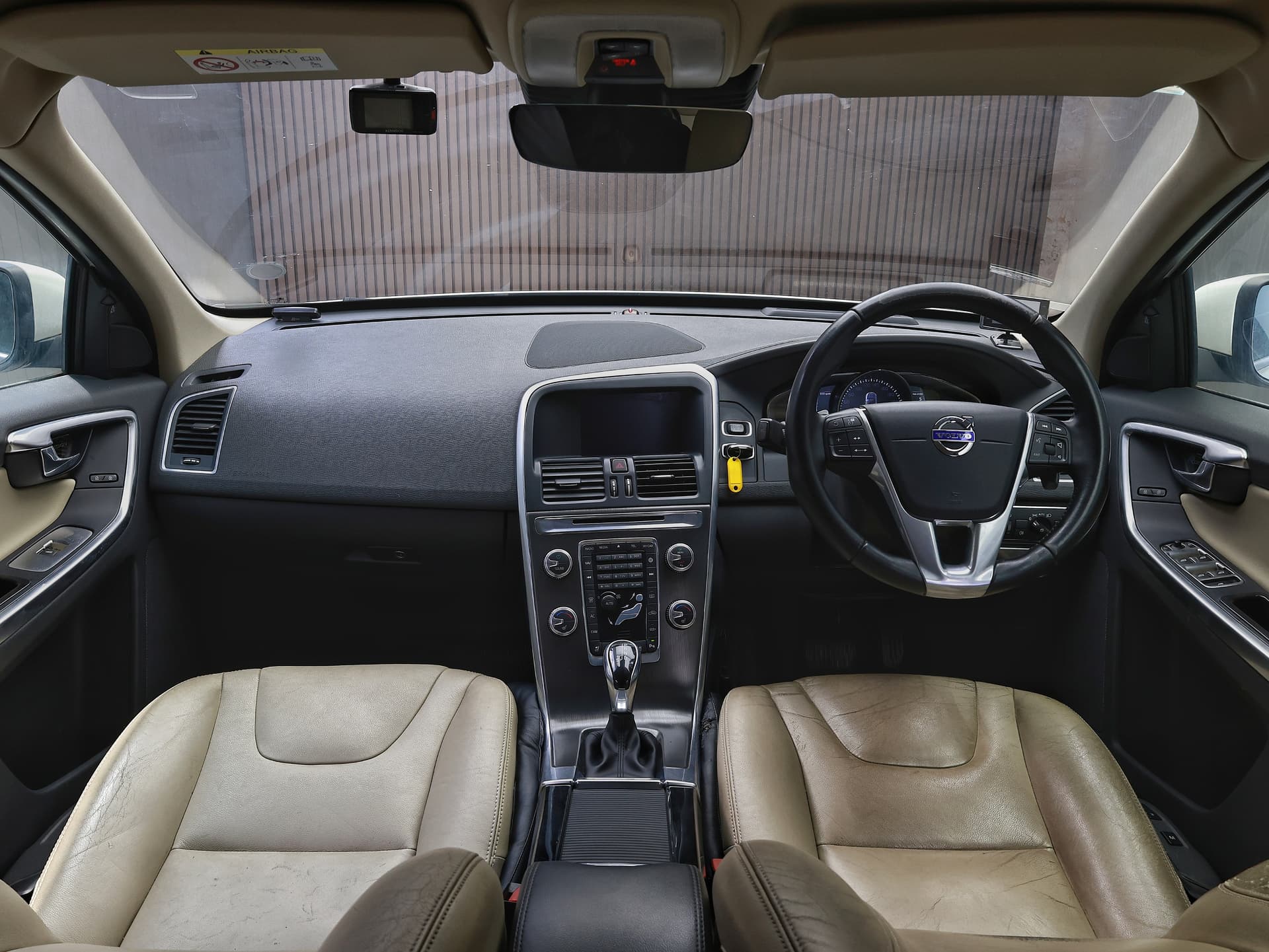 2016 Volvo XC60 R-DESIGN D4 image-12